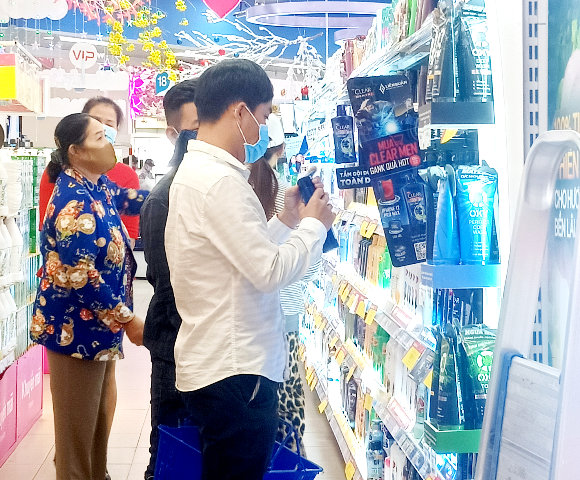 Khách hàng chọn mua dầu gội Clear của Tập đoàn Unilever Việt Nam  tại Co.op Mart Bà Rịa.