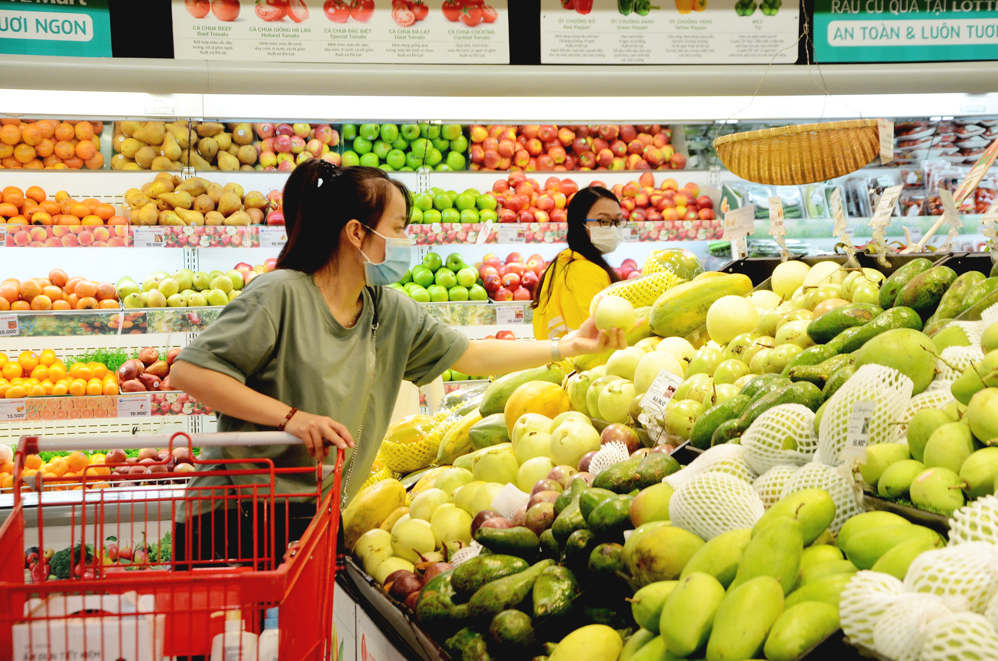 Người dân chọn mua dưa lê Việt Nam tại Lotte Mart Vũng Tàu.