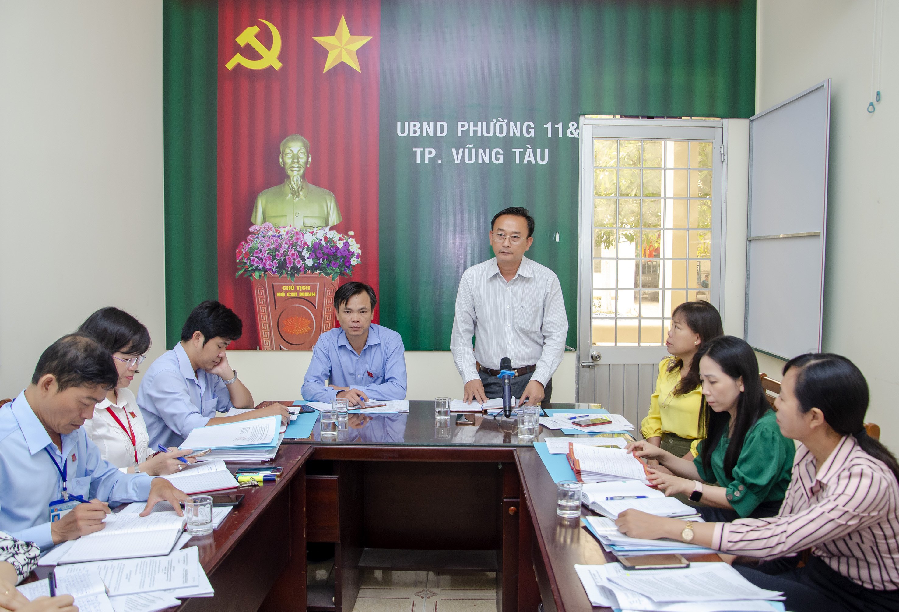 Đoàn kiểm tra của UBBC tỉnh kiểm tra công tác bầu cử tại phường 11 (TP. Vũng Tàu). Ảnh: HUYỀN TRANG