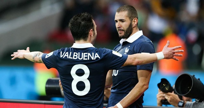 Benzema (phải) vẫn chưa thể thoát khỏi những rắc rối pháp lý.