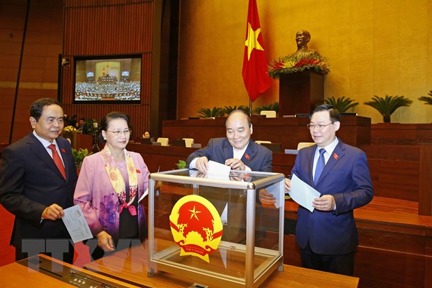 Thủ tướng Nguyễn Xuân Phúc, Chủ tịch Quốc hội Vương Đình Huệ, nguyên Chủ tịch Quốc hội Nguyễn Thị Kim Ngân và các đại biểu bỏ phiếu bầu một số Phó Chủ tịch Quốc hội. Ảnh: Doãn Tấn/TTXVN