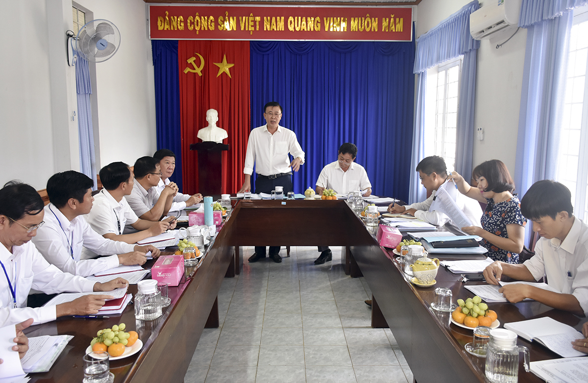 Ông Huỳnh Văn Danh, Ủy viên Ban Thường vụ Tỉnh ủy, Trưởng Ban Dân vận Tỉnh ủy, Ủy viên UBBC tỉnh phát biểu tại buổi làm việc với UBBC phường Hắc Dịch.