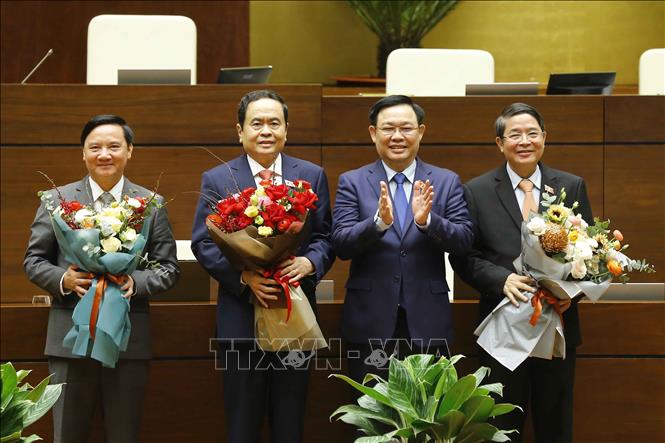 Chủ tịch Quốc hội Vương Đình Huệ tặng hoa chúc mừng các Phó Chủ tịch Trần Thanh Mẫn, Nguyễn Khắc Định và Nguyễn Đức Hải. Ảnh: Doãn Tấn/TTXVN