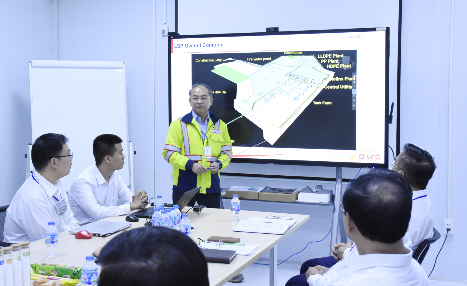 Đại diện LSP thuyết trình tiến độ dự án với Đoàn công tác. Ảnh: MỸ LƯƠNG
