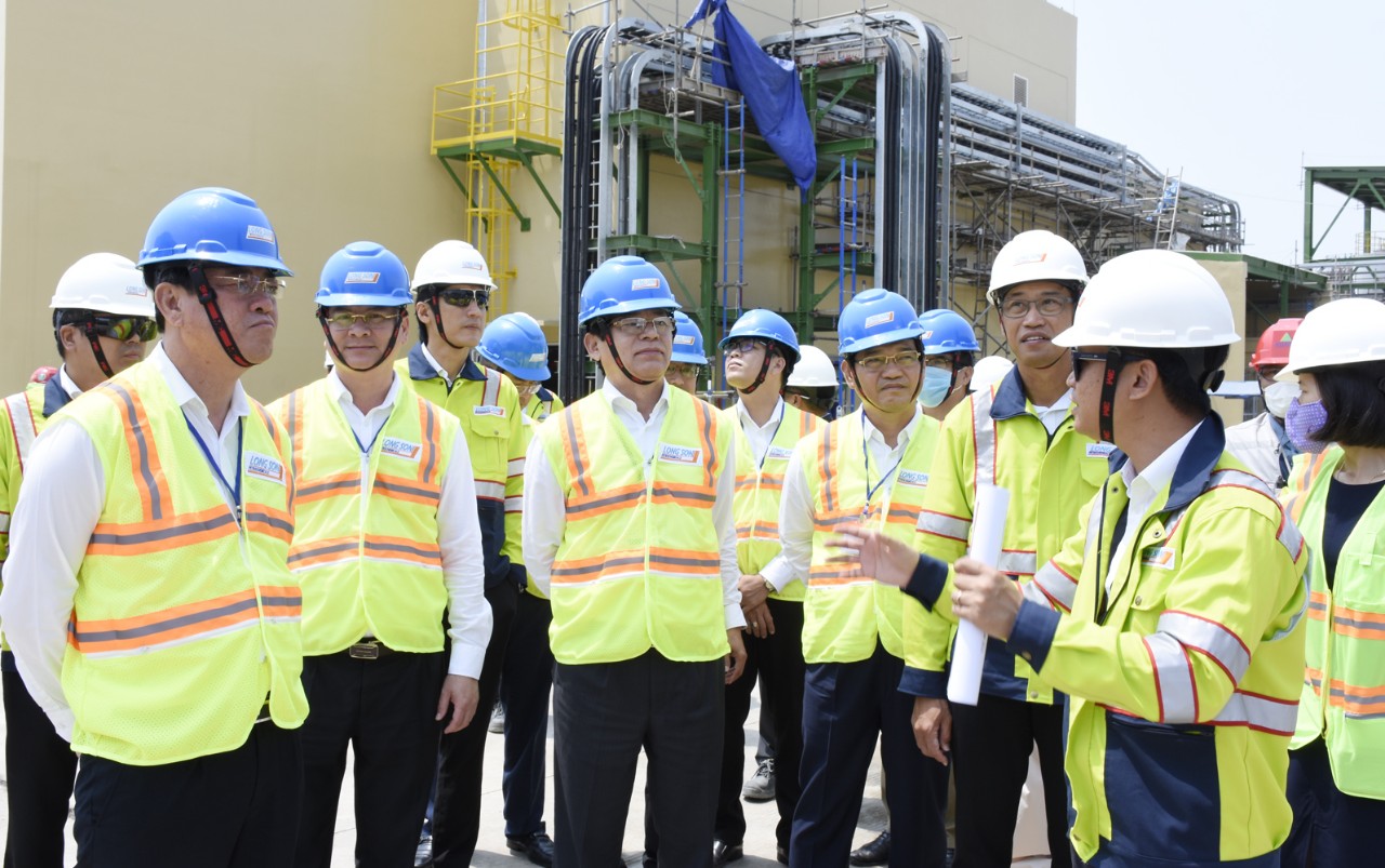 Đoàn Công tác của Thường trực Tỉnh ủy do ông Phạm Viết Thanh, Ủy viên Trung ương Đảng, Bí thư Tỉnh ủy làm Trưởng Đoàn tham quan công trường thi công Tổ hợp hóa dầu miền Nam. Ảnh: MỸ LƯƠNG