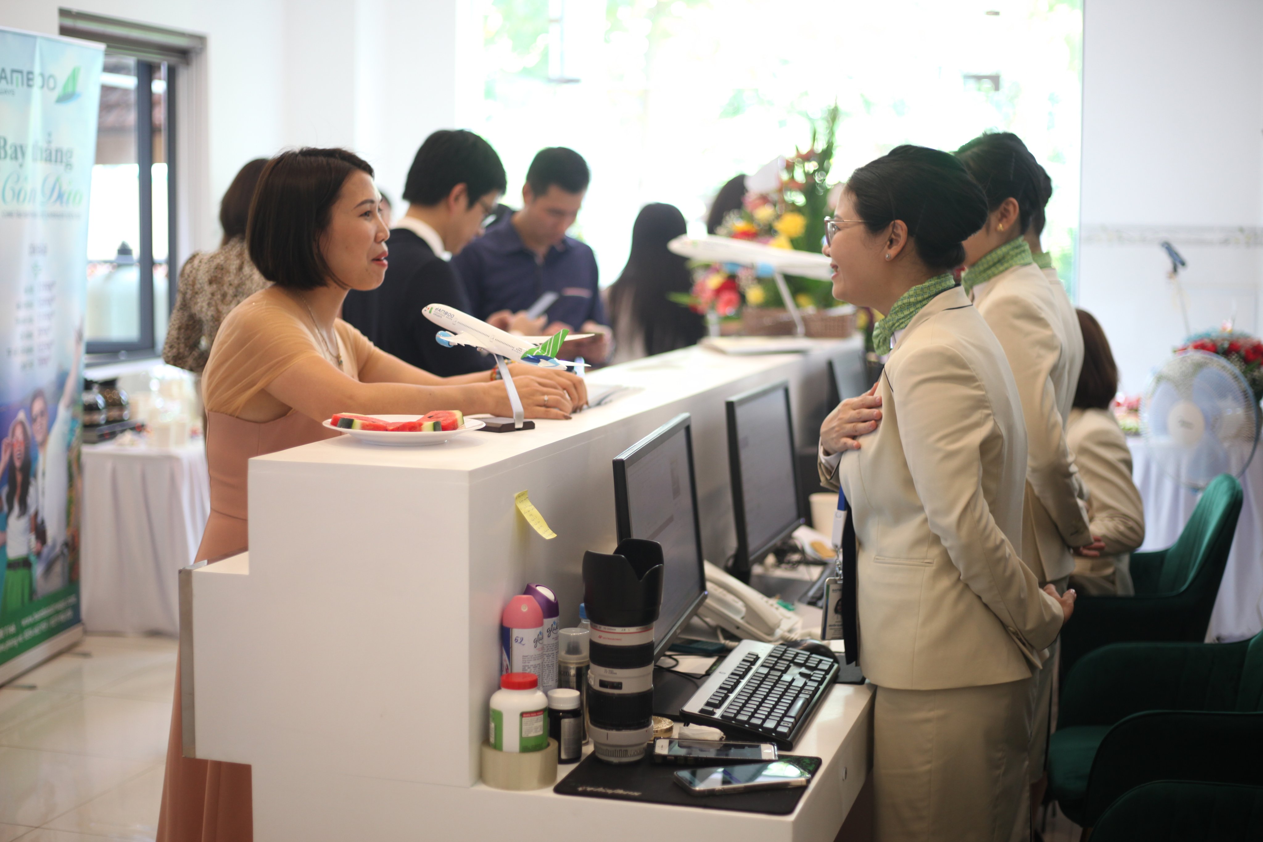 Những khách hàng đầu tiên mua vé tại phòng vé của Bamboo Airways tại Côn Đảo.