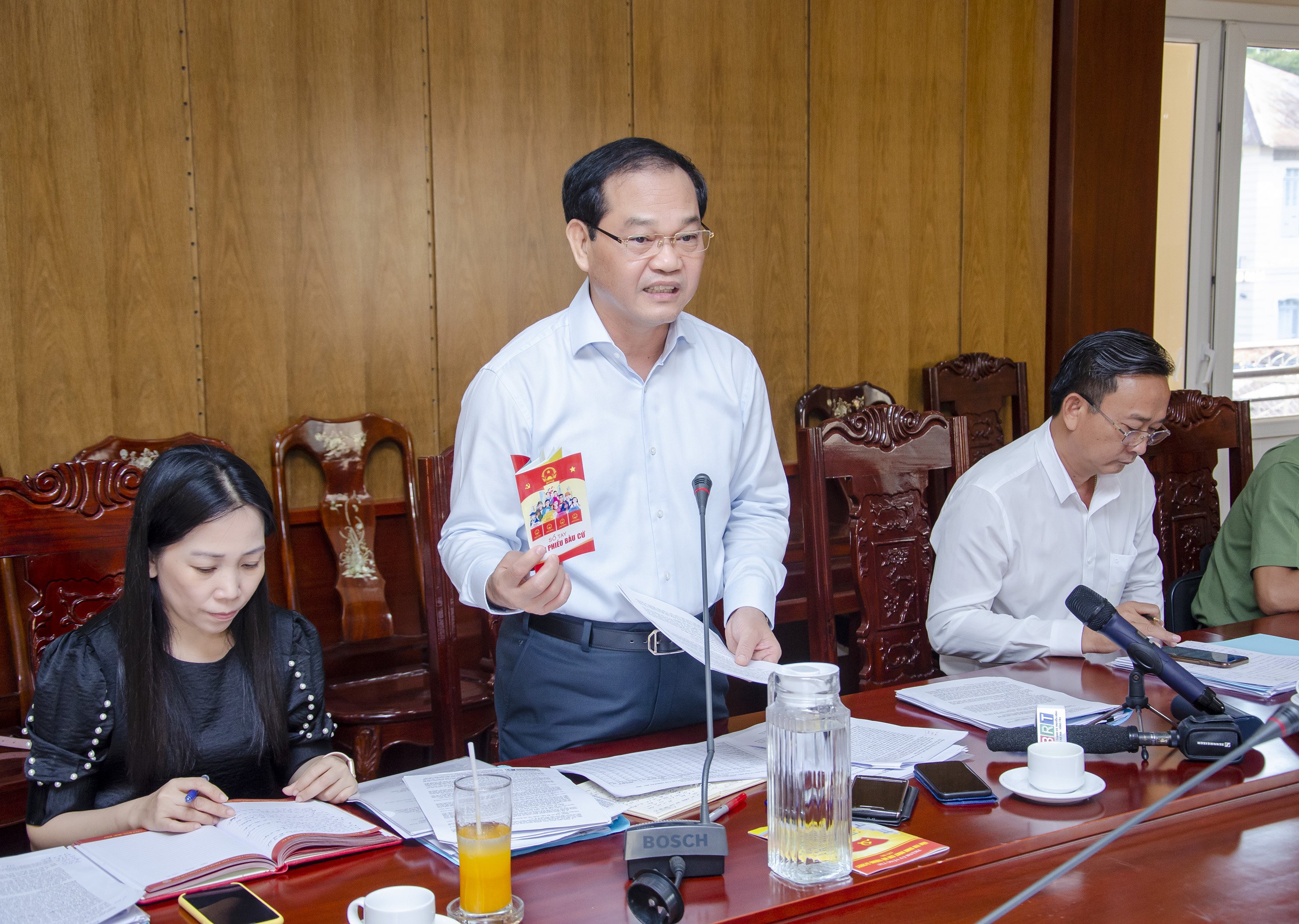 Ông Mai Ngọc Thuận, Phó Chủ tịch HĐND tỉnh, Phó Trưởng Ban Thường trực UBBC tỉnh phát biểu tại buổi làm việc với UBBC TP.Vũng Tàu về công tác chuẩn bị bầu cử tại địa phương. Ảnh: HUYỀN TRANG