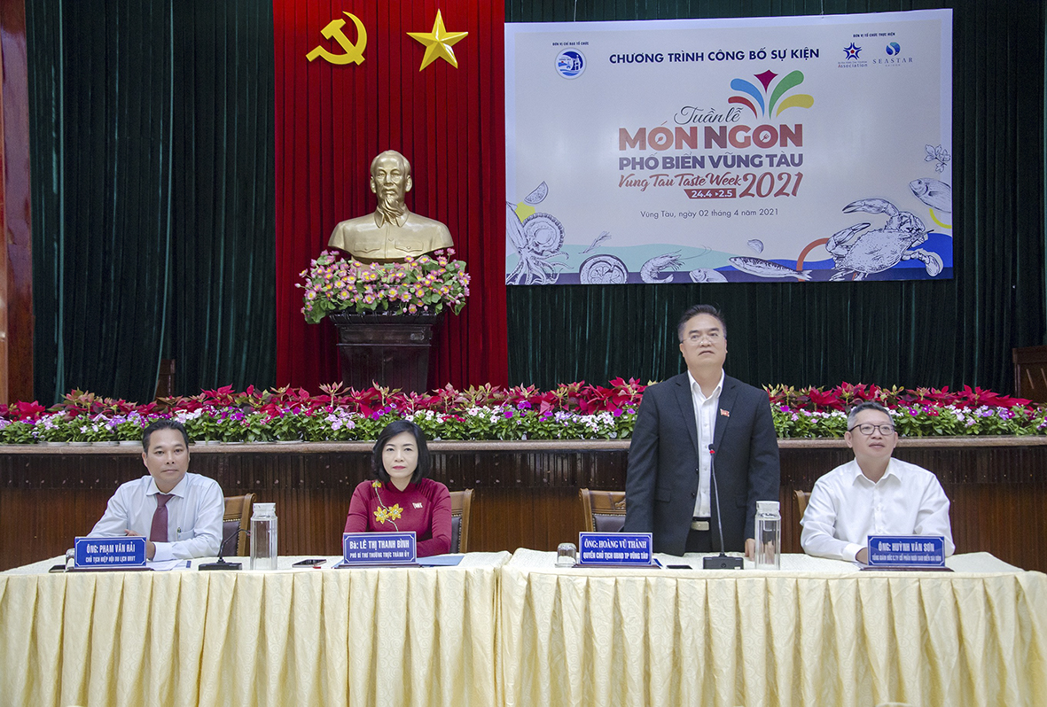 Từ trái qua phải: Ông Phạm Văn Hải, Chủ tịch Hiệp hội du lịch tỉnh; bà Lê Thị Thanh Bình, Phó Bí thư Thường trực Thành ủy Vũng Tàu; ông Hoàng Vũ Thảnh, Quyền Chủ tịch UBND TP. Vũng Tàu; ông Huỳnh Văn Sơn, Tổng Giám đốc Công ty CP Ngôi Sao Biển Sài Gòn, chủ trì chương trình công bố.