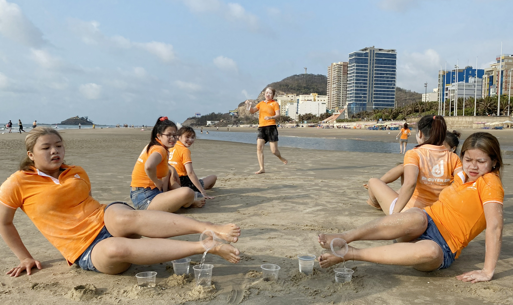 BR-VT đông khách cuối tuần. Trong ảnh: Du khách vui chơi trên biển Bãi Sau.