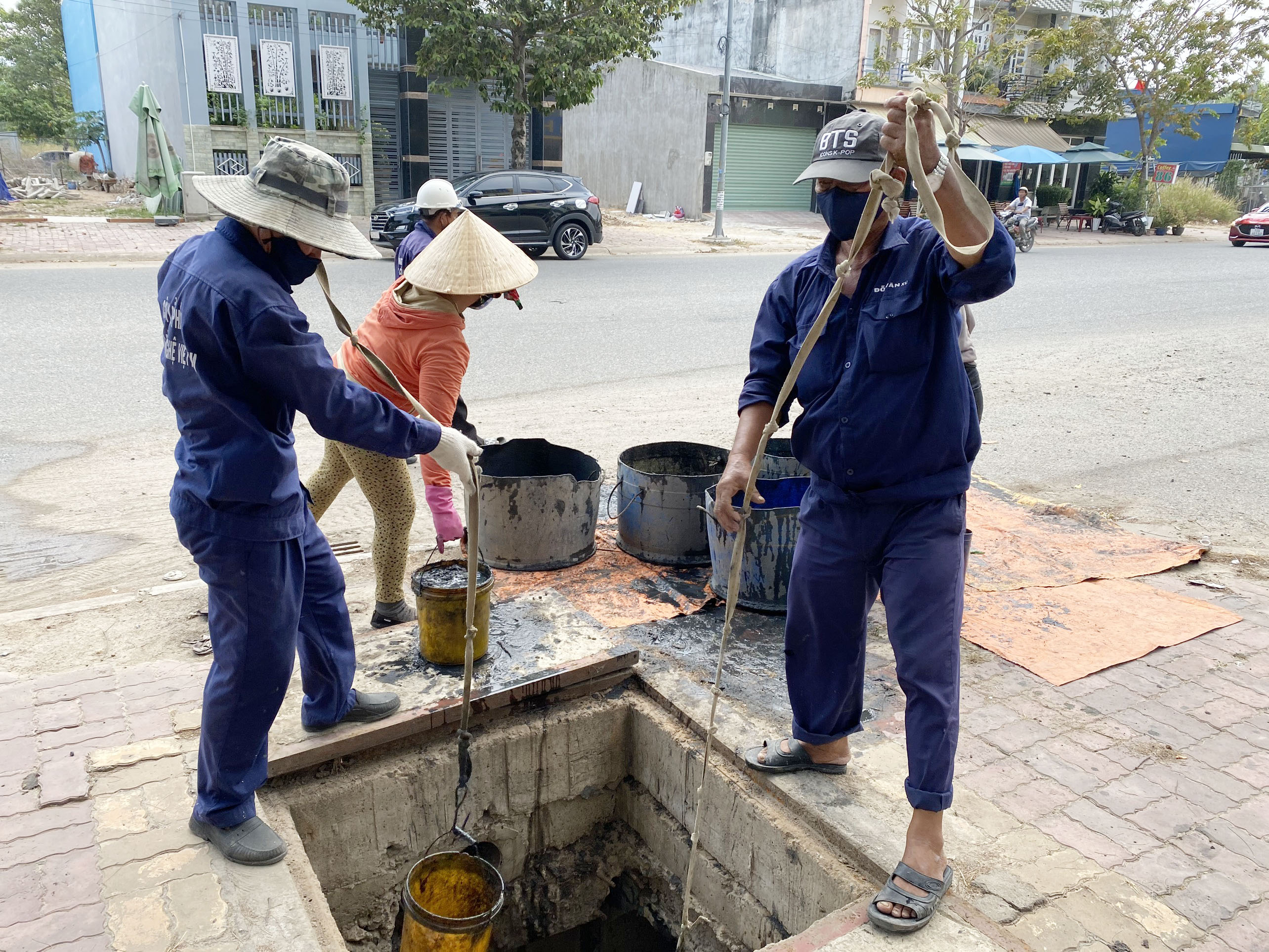 Công nhân Busadco thu gom bùn từ các hệ thống thoát nước tại TX. Phú Mỹ.