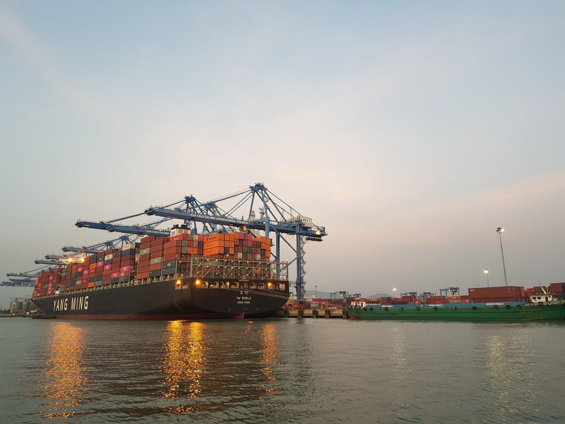 Sự cố tàu Ever Given mắc kẹt tại kênh đào Suez ảnh hưởng tới chuỗi cung ứng hàng hóa quốc tế. Trong ảnh: Tàu cập cảng TCIT.