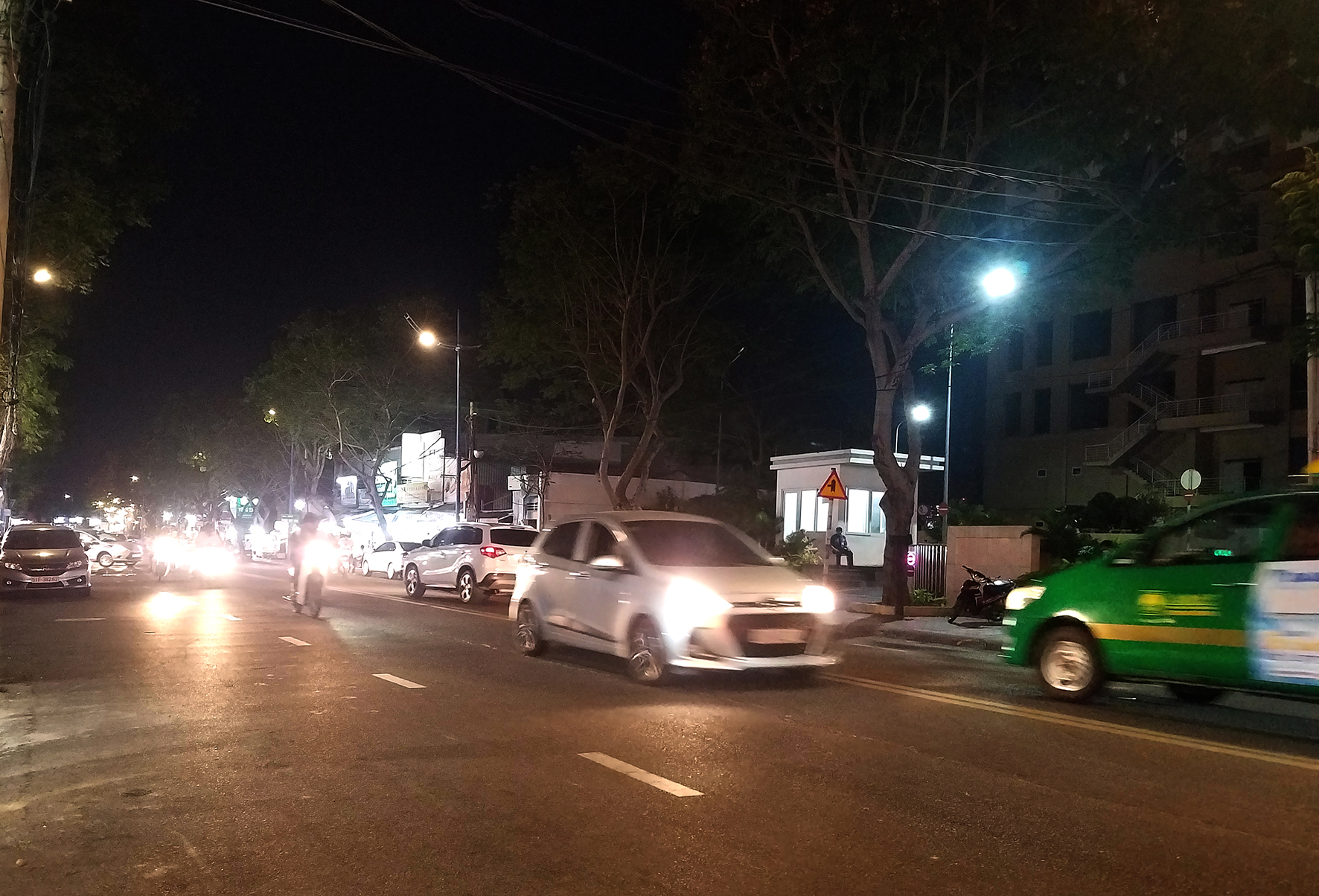Khi đi trong khu vực đô thị và khu dân cư, hành vi sử dụng đèn pha sẽ bị xử phạt đến 1 triệu đồng. Trong ảnh: Ô tô lưu thông trên đường Hoàng Hoa Thám, TP. Vũng Tàu vào ban đêm (ảnh mang tính minh họa).