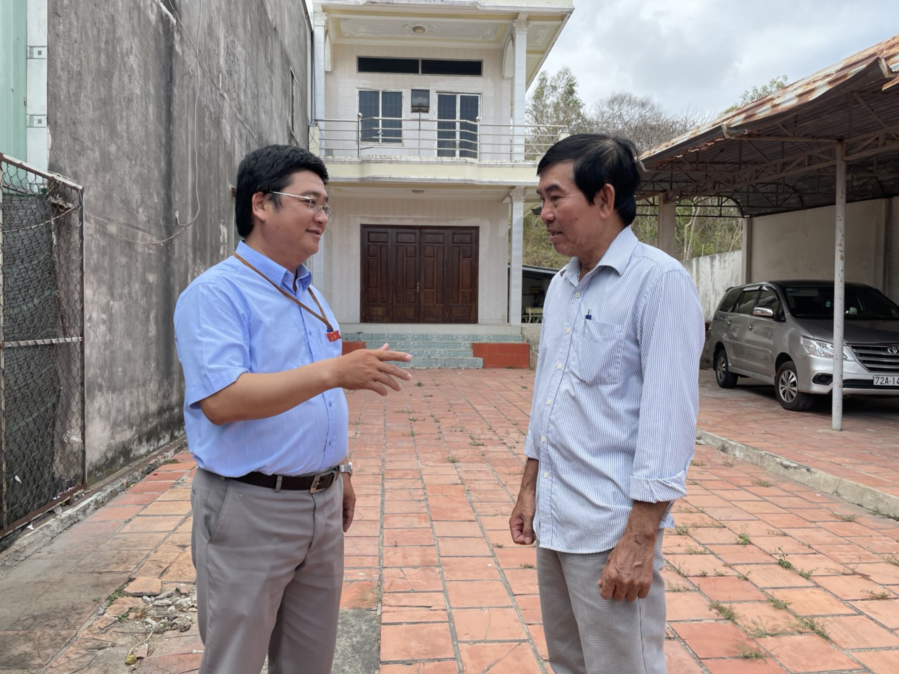 Ông Nguyễn Văn Bé Tư (phải), Trưởng thôn 10, đơn vị bầu cử số 8, xã Long Sơn, TP. Vũng Tàu  cùng thành viên UBBC xã Long Sơn khảo sát địa điểm bầu cử dự phòng.