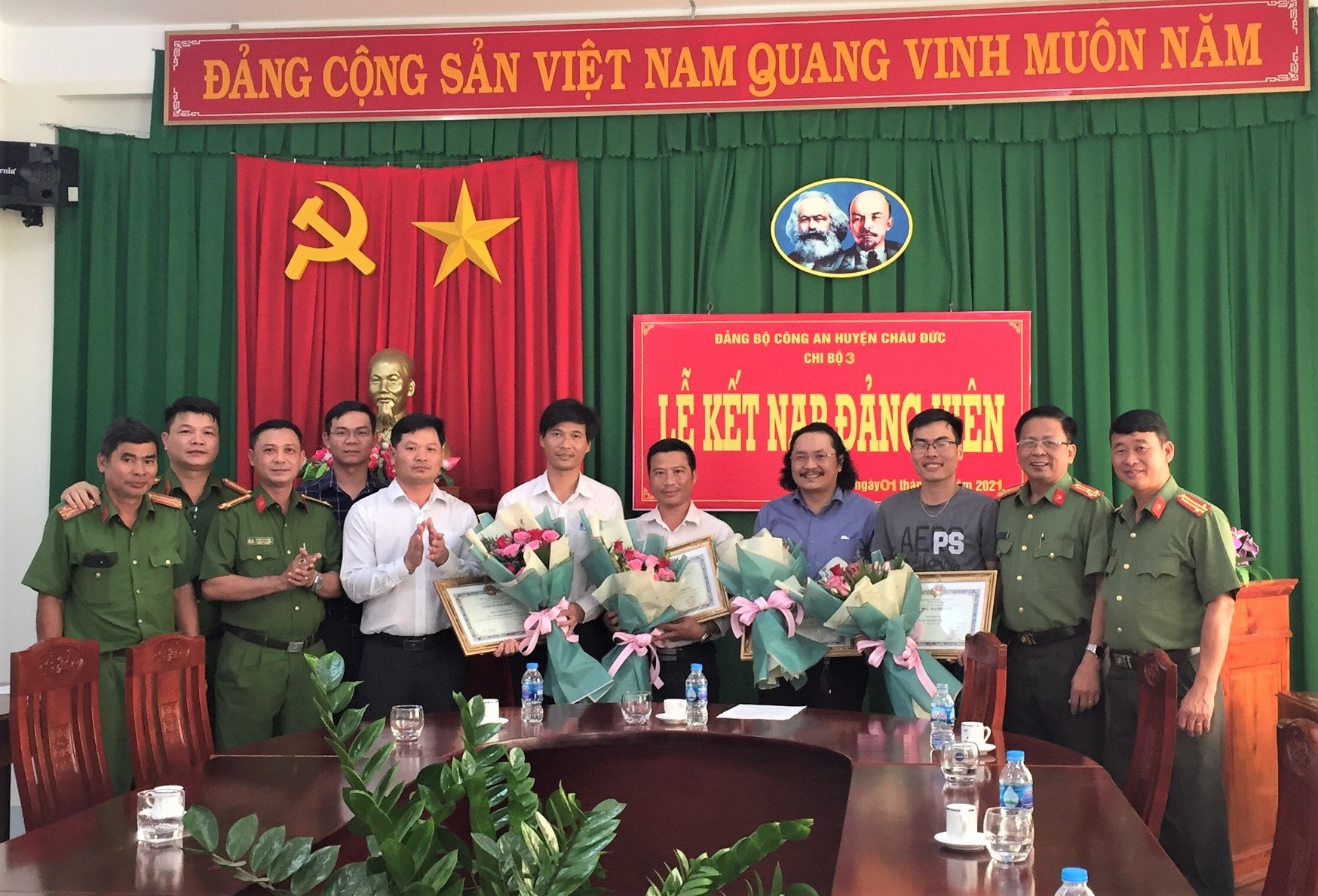 Ông Lê Thanh Liêm, Phó Chủ tịch UBND dân huyện Châu Đức (thứ 5 từ trái qua) trao Giấy khen cho 4 người dân truy bắt cướp.