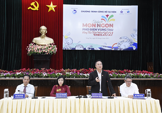 Từ trái qua: Ông Phạm Ngọc Hải, Chủ tịch Hiệp hội du lịch tỉnh; bà Lê Thị Thanh Bình, Phó Bí thư Thường trực Thành ủy Vũng Tàu; ông Hoàng Vũ Thảnh, Quyền Chủ tịch UBND TP. Vũng Tàu; ông Huỳnh Văn Sơn, Tổng Giám đốc Công ty CP Ngôi Sao Biển Sài Gòn chủ trì buổi công bố sự kiện “Tuần lễ món ngon phố biển Vũng Tàu 2021”