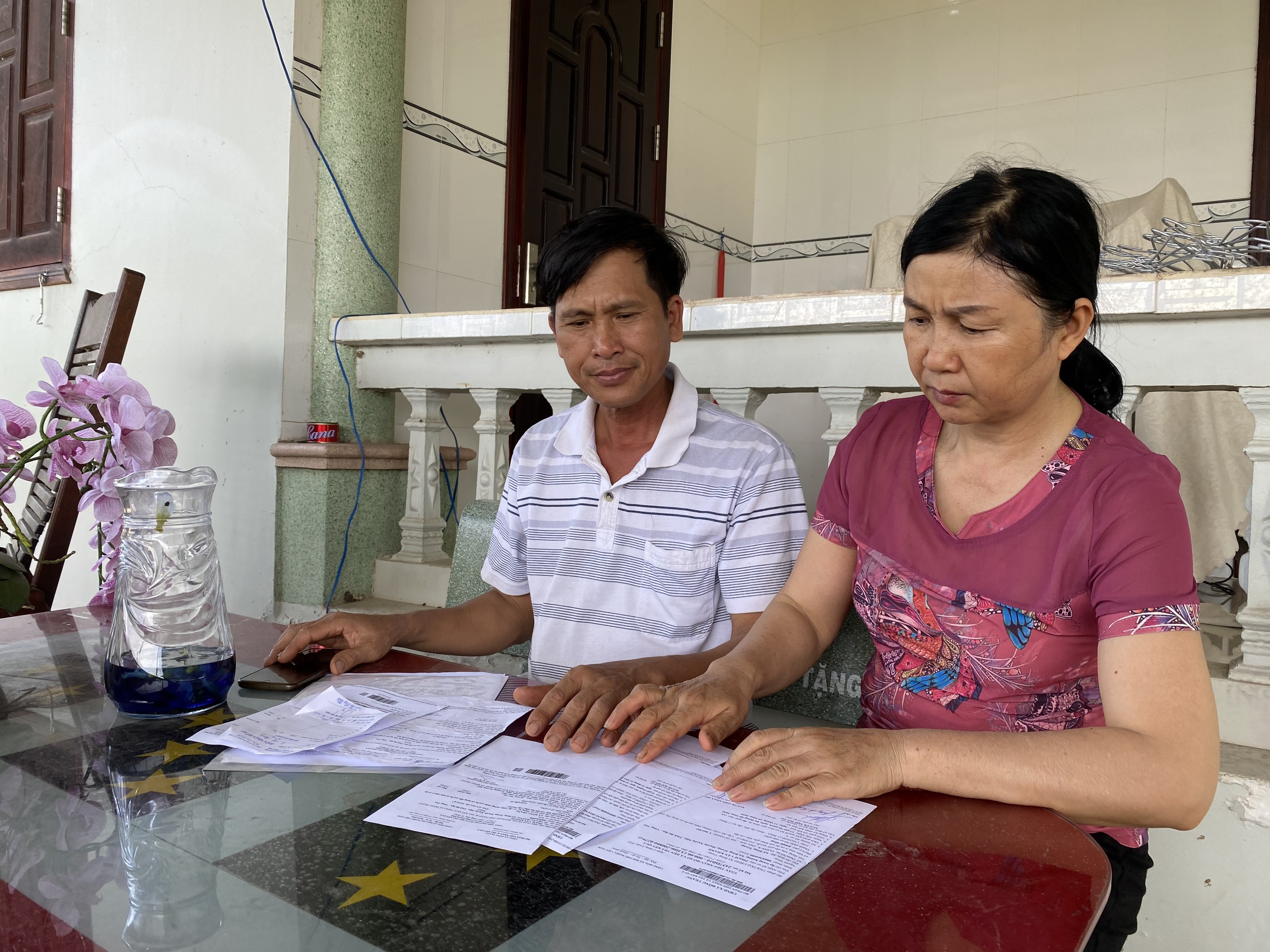Người dân huyện Xuyên Mộc bức xúc vì hồ sơ cấp đổi lại GCNQSDĐ bị trễ hẹn quá lâu.  Trong ảnh: Ông Phạm Văn Khánh có 5 hồ sơ đất đứng tên ông và vợ đều bị trễ hẹn.