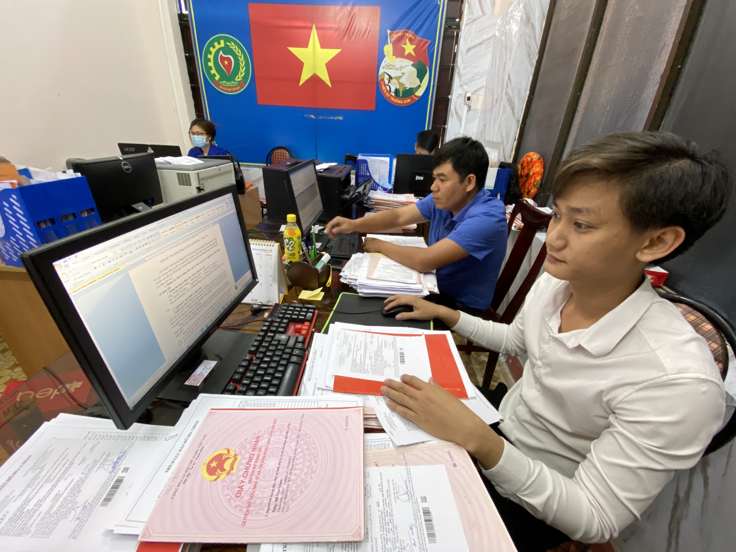 Nhân sự ít trong khi khối lượng công việc nhiều khiến lượng hồ sơ bị tồn đọng lâu không xử lý kịp.