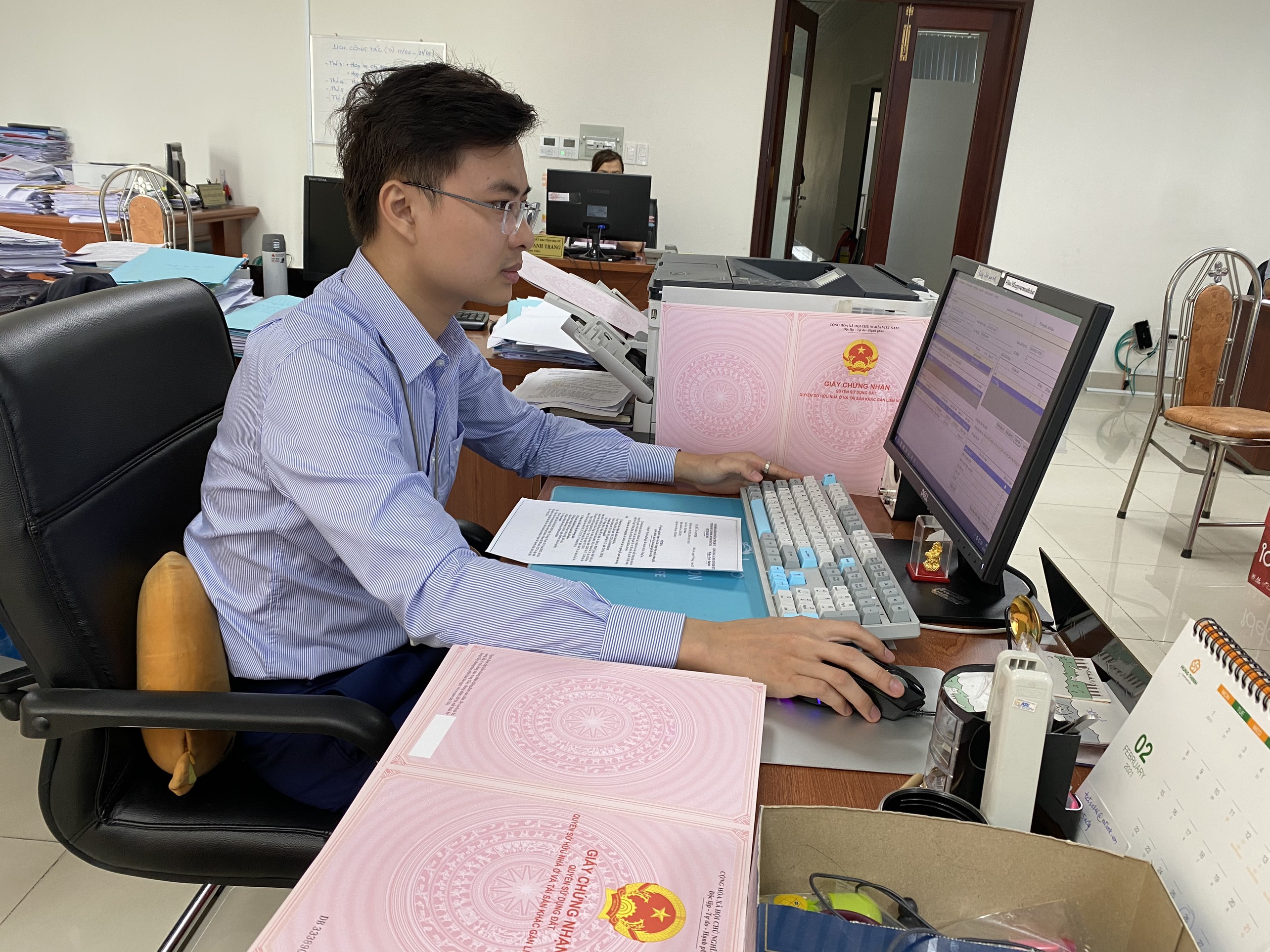 Nhân viên Văn phòng ĐKĐĐ tỉnh xử lý và in hồ sơ cấp đổi GCNQSDĐ cho người dân huyện Xuyên Mộc.