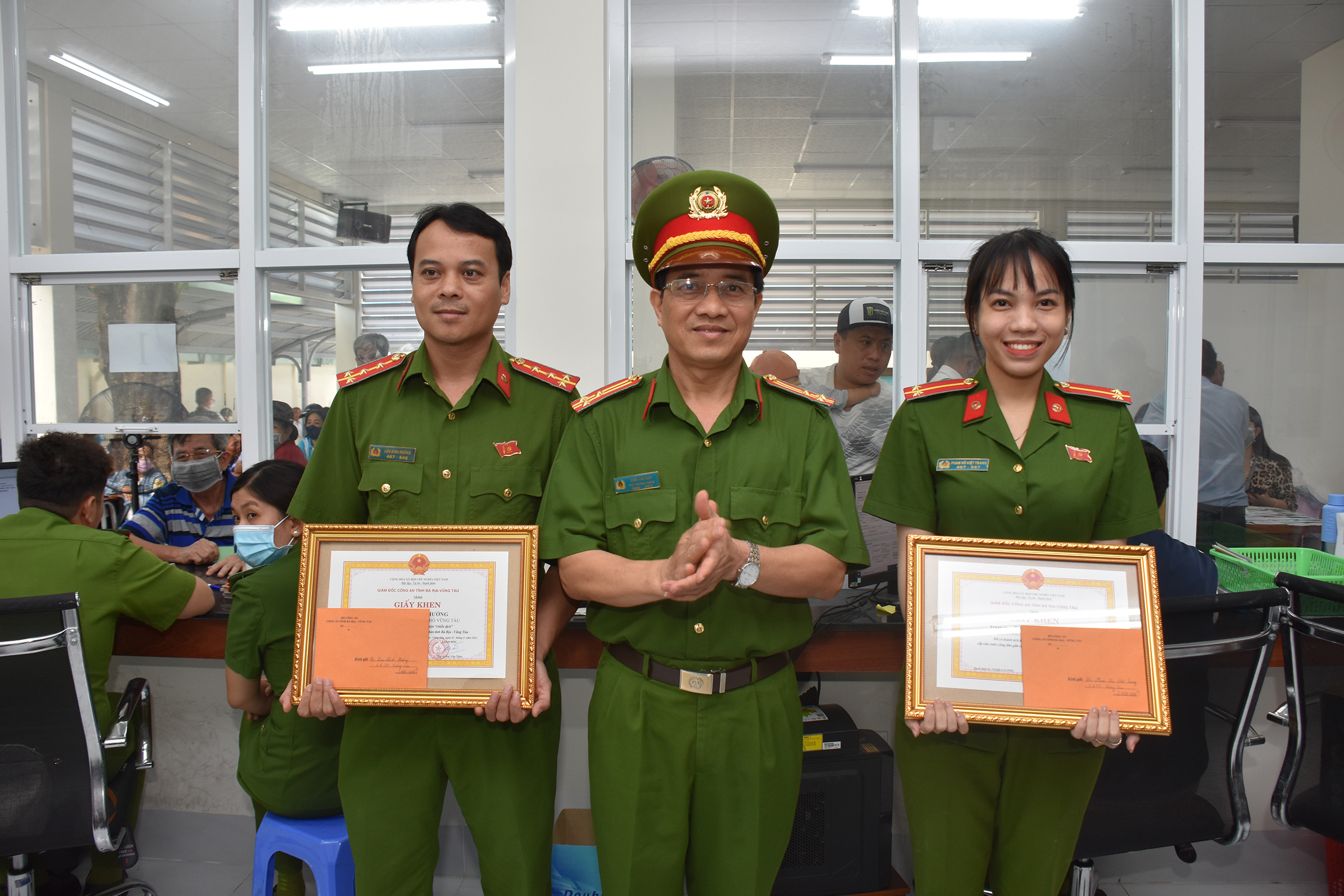 Trao giấy khen của Giám đốc Công an tỉnh cho 2 cá nhân thuộc Công an TP. Vũng Tàu.