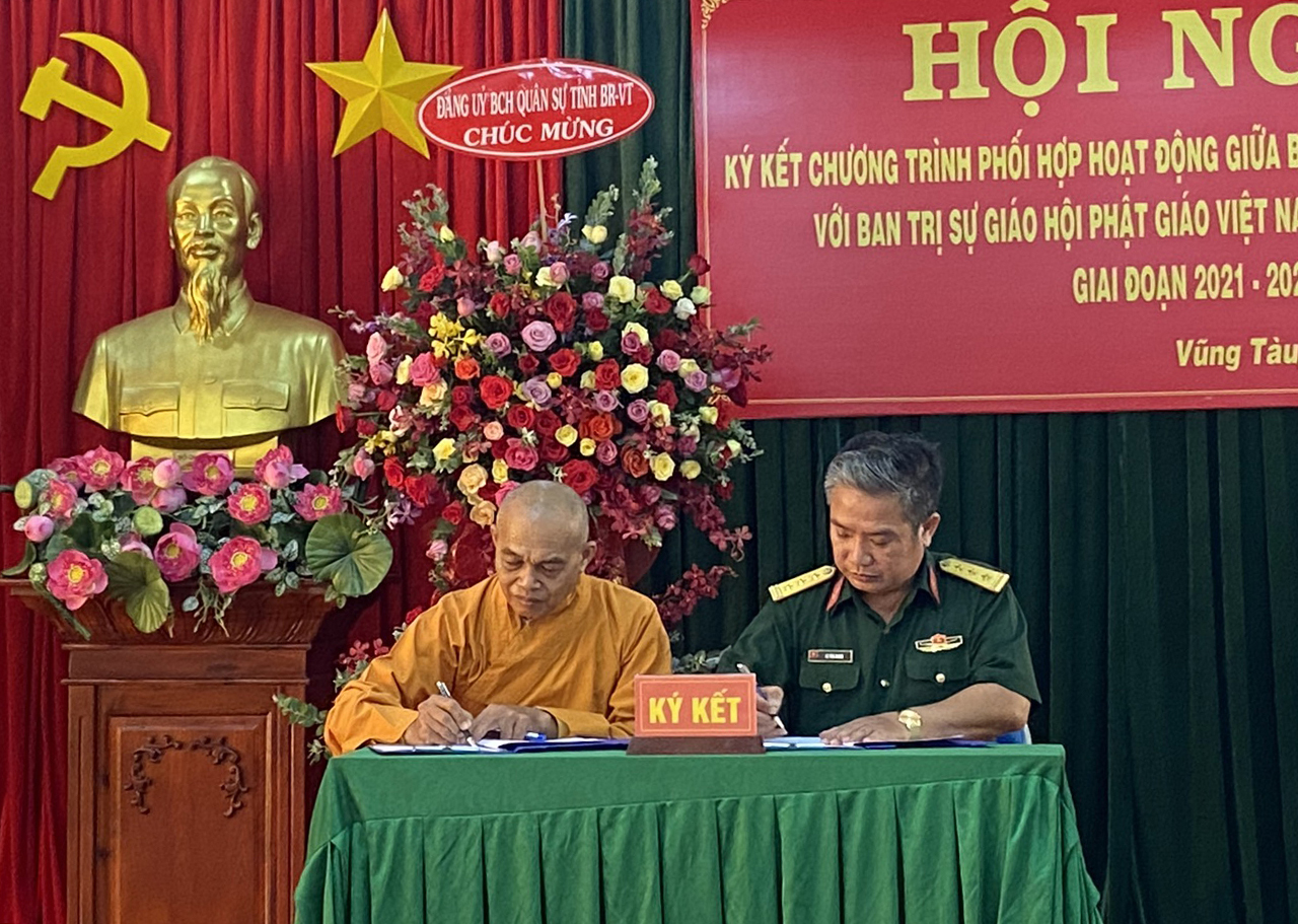 Thượng tá Lê Tấn Dung, Chính trị viên Ban CHQS thành phố và Hoà thượng Thích Phước Huệ, Trưởng Ban trị sự GHPGVN thành phố Vũng Tàu ký kết chương trình phối hợp giai đoạn 2021-2026