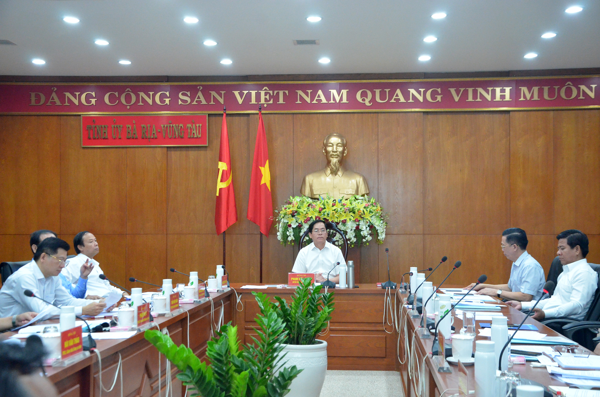 Ông Phạm Viết Thanh, Ủy viên Trung ương Đảng, Bí thư Tỉnh ủy phát biểu tại cuộc họp.