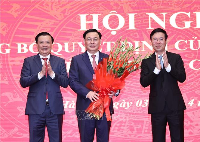 Ông Võ Văn Thưởng, Ủy viên Bộ Chính trị, Thường trực Ban Bí thư và ông Đinh Tiến Dũng tặng hoa chúc mừng Chủ tịch Quốc hội Vương Đình Huệ. Ảnh: TTXVN