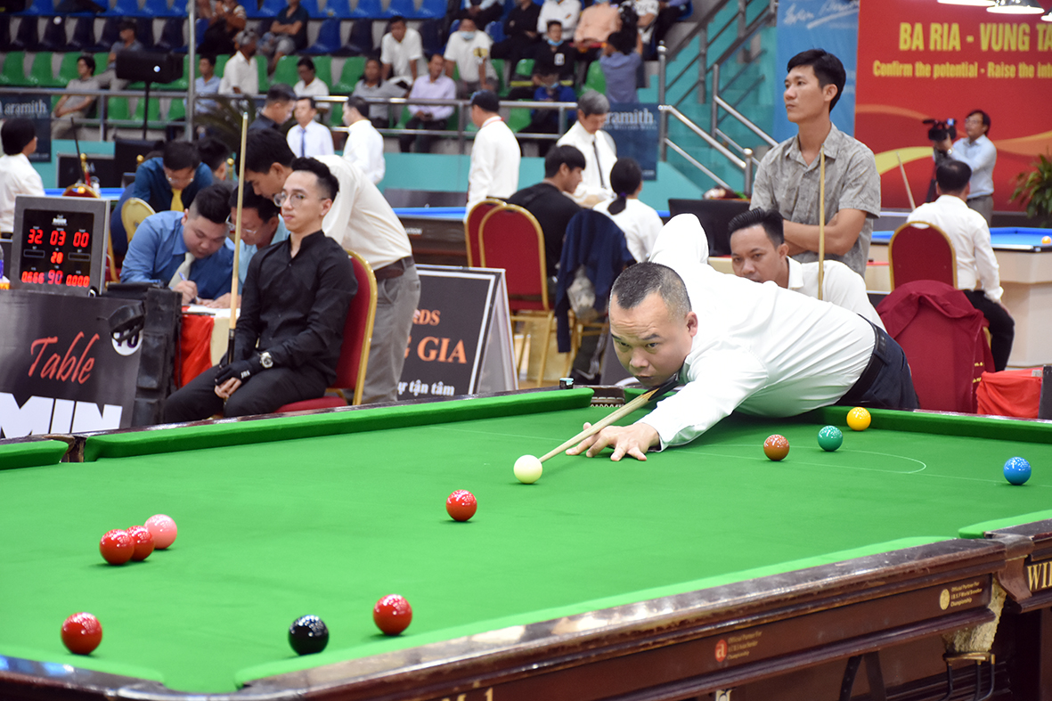 VĐV thi đấu ở nội dung snooker.