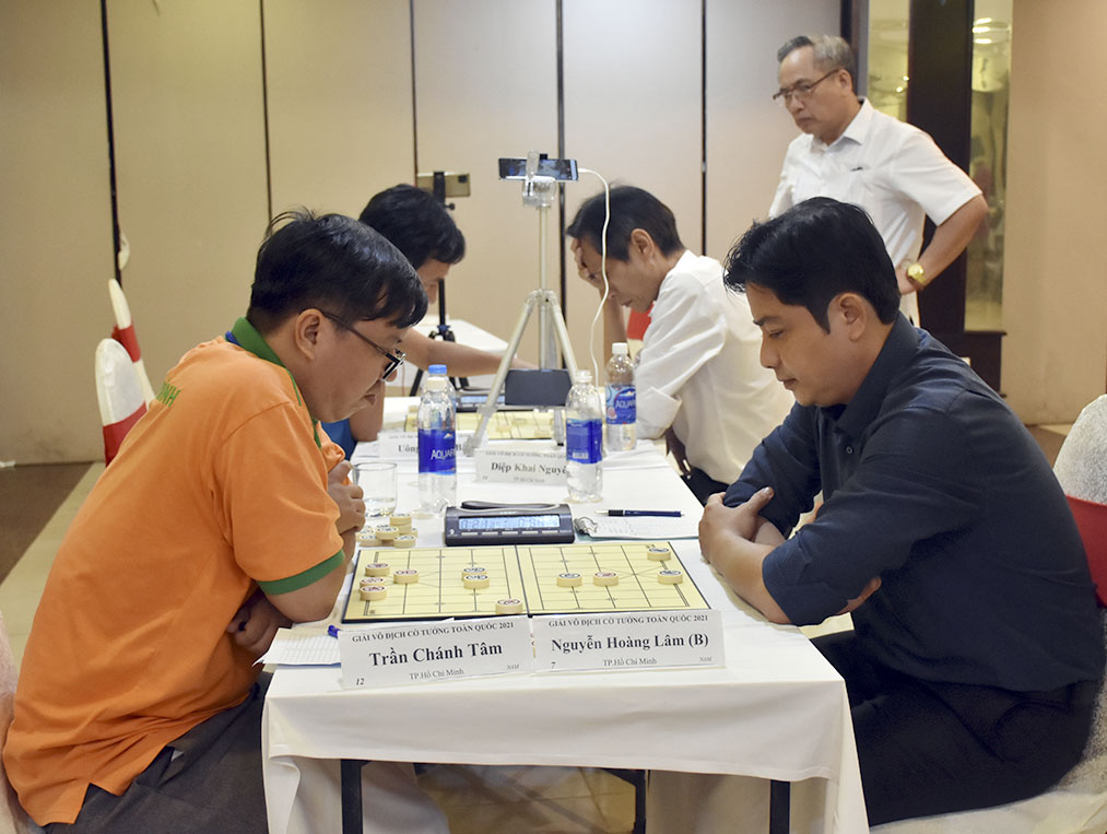 Kỳ thủ thi đấu ở nội dung cờ tiêu chuẩn.