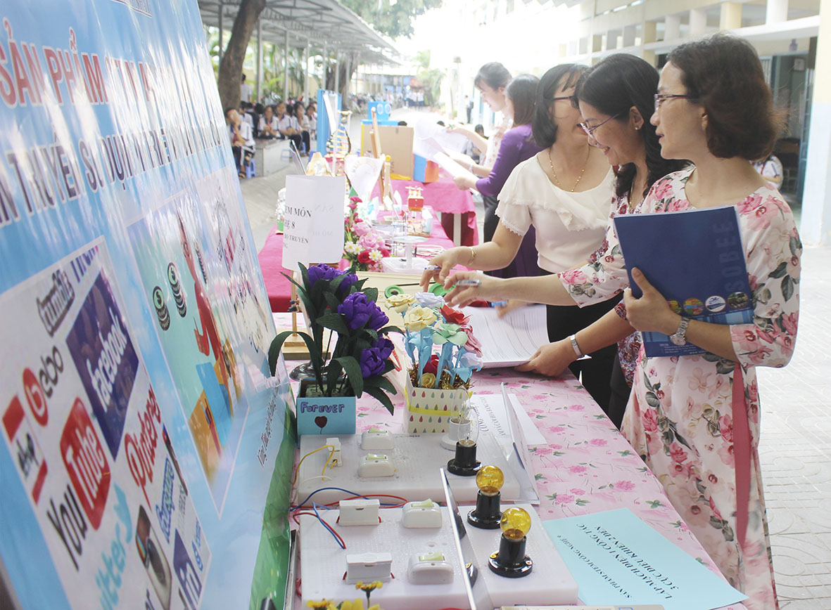 GV các tổ bộ môn tham quan gian trưng bày sản phẩm.