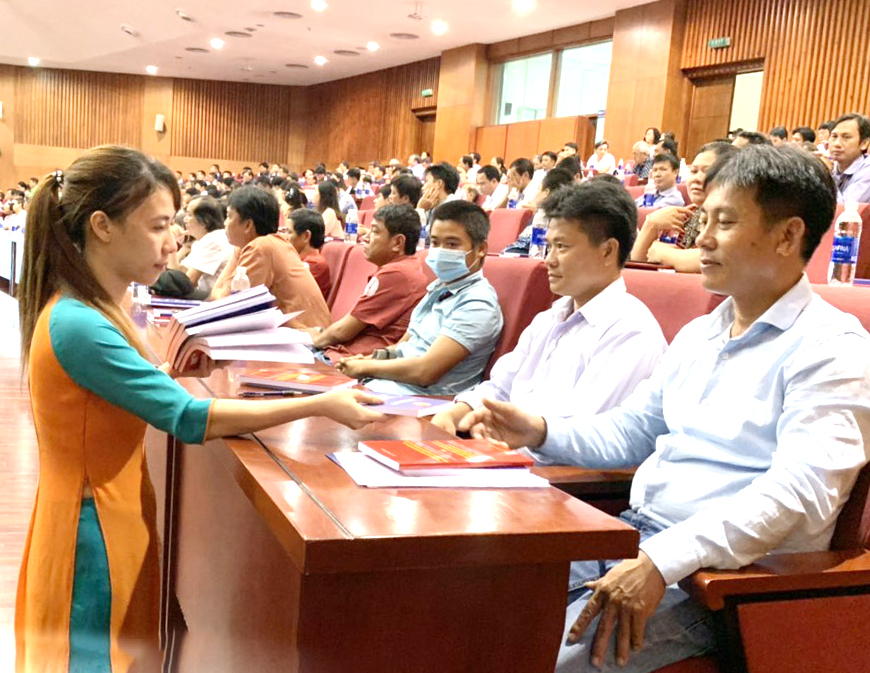 Cán bộ Sở GT-VT phát tài liệu nâng cao đạo đức nghề nghiệp và kỹ năng giao tiếp cơ bản cho đội ngũ lái xe  kinh doanh vận tải và nhân viên phục vụ trên xe của các DN vận tải.