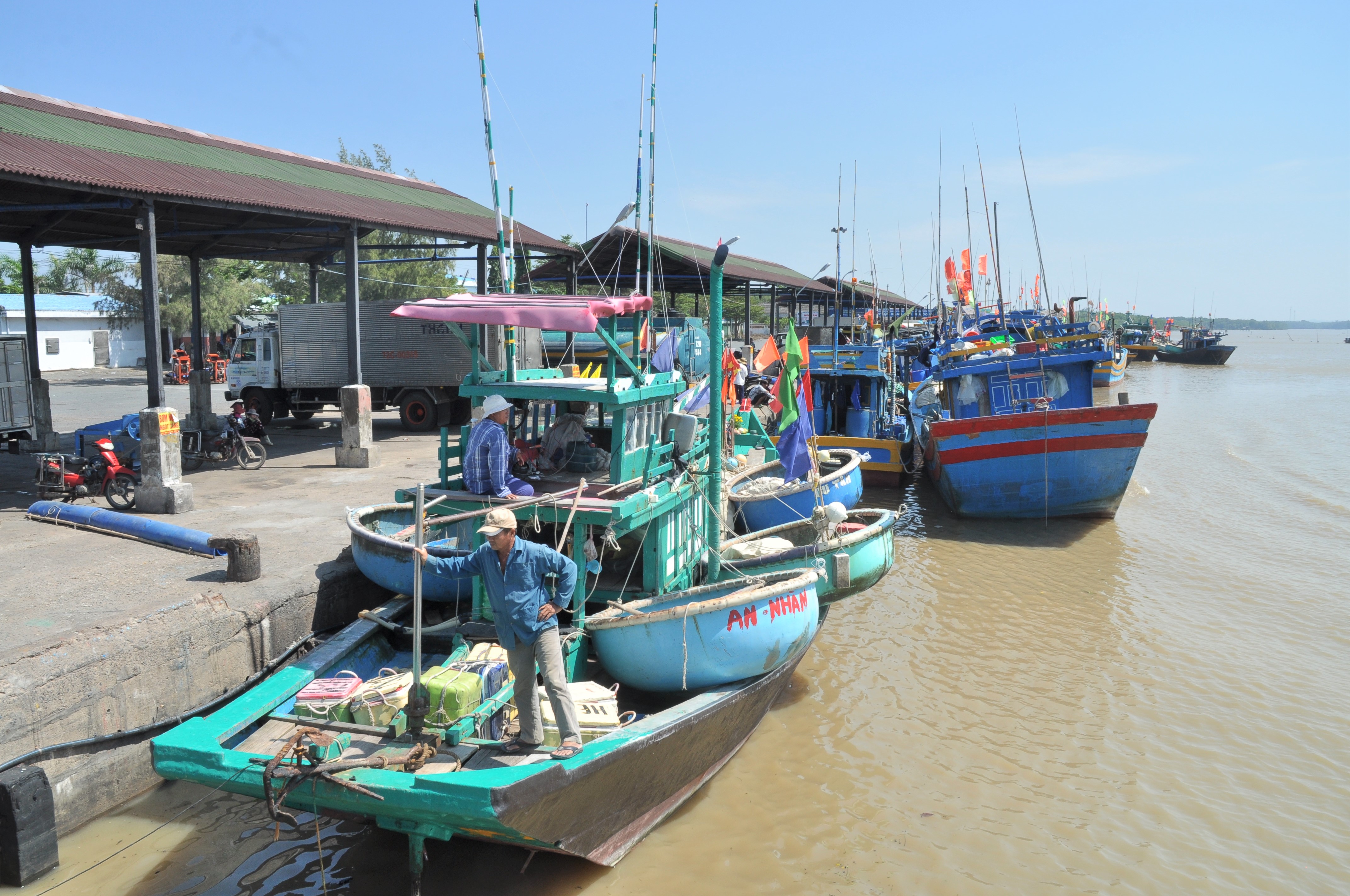 2 năm qua, số lượng tàu thuyền vi phạm vùng biển đánh bắt thủy sản trên địa bàn tỉnh đã giảm đáng kể.  Trong ảnh: Tàu cá neo đậu tại Cảng Lộc An (huyện Đất Đỏ).