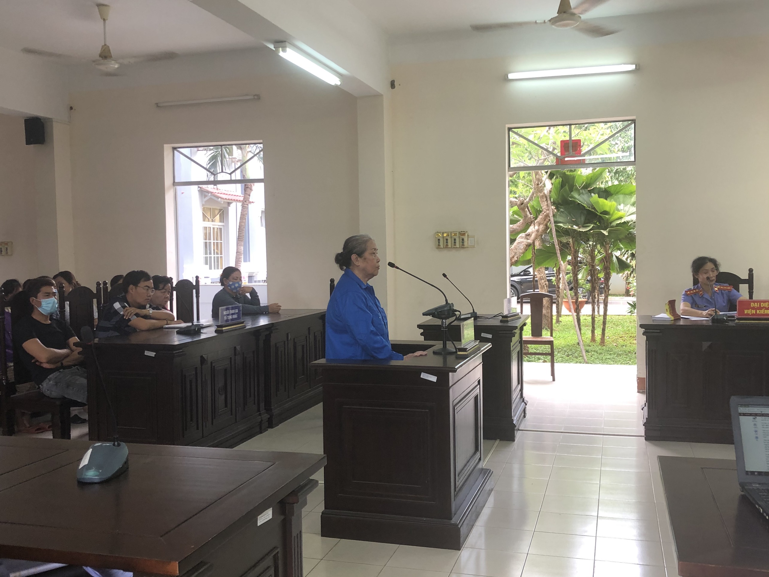 Bị cáo Lâm Thu Quí đối diện với án tù do có hành vi một thửa đất bán cho nhiều người.