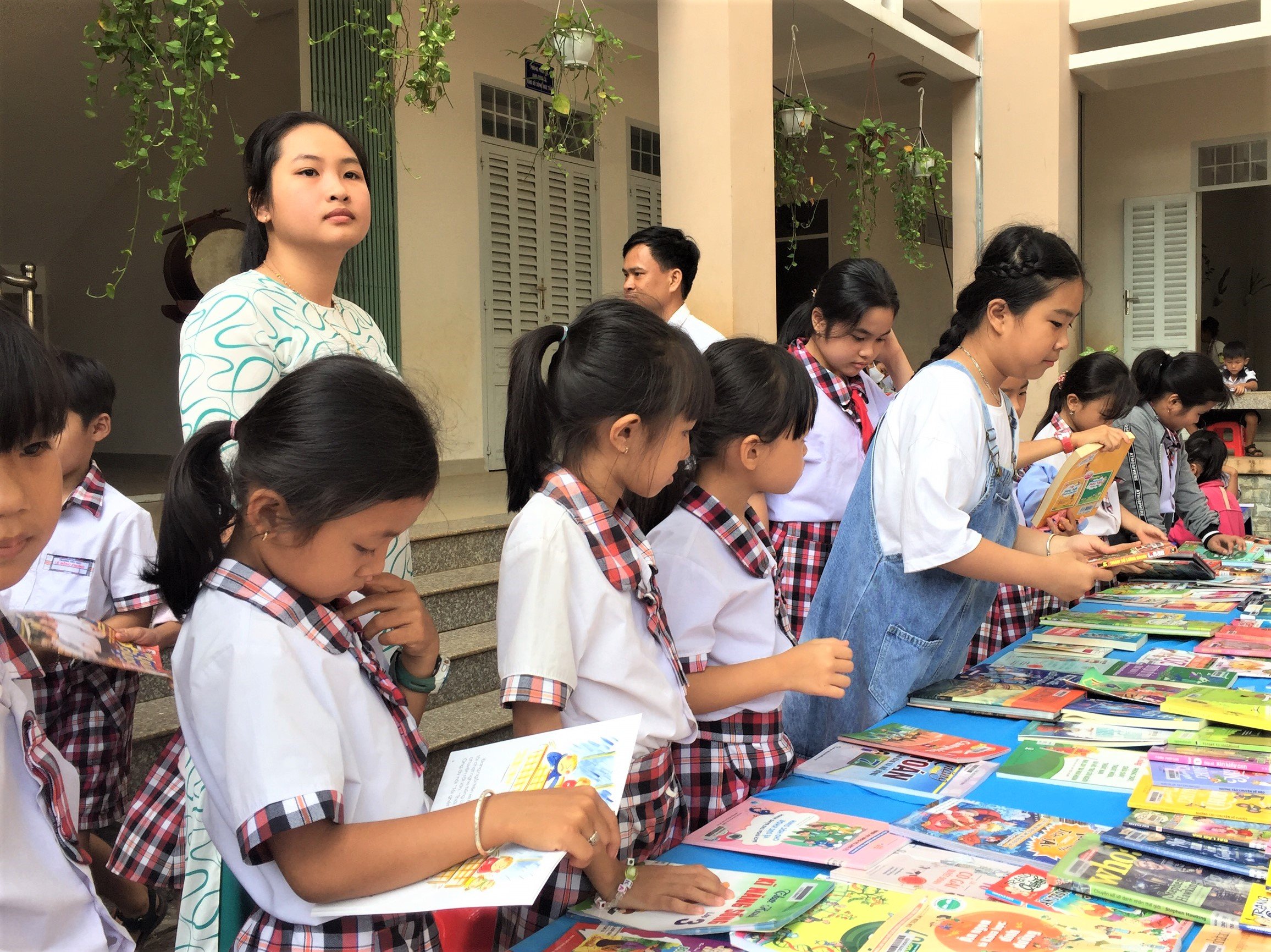 HS Trường TH Lê Hồng Phong (xã Kim Long, huyện Châu Đức) tham gia đọc sách tại buổi triển lãm.