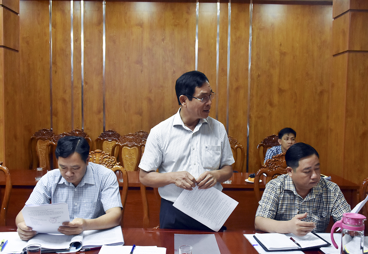 Đại diện UBBC huyện Đất Đỏ báo cáo về công tác chuẩn bị bầu cử của địa phương.