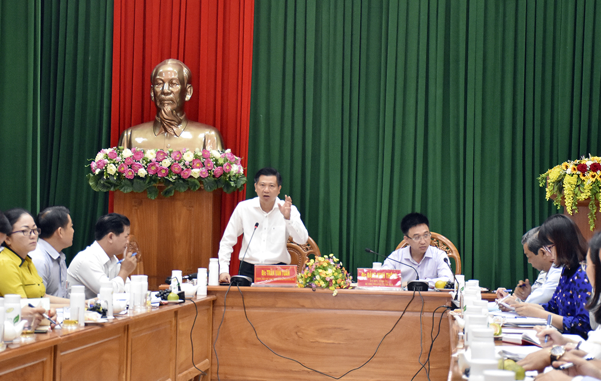 Ông Trần Văn Tuấn, Ủy viên Ban Thường vụ Tỉnh ủy, Phó Chủ tịch UBND tỉnh, Phó Chủ tịch UBBC tỉnh phát biểu trong buổi làm việc với UBBC TP. Bà Rịa.