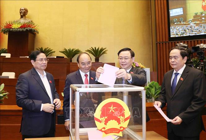 Chủ tịch Quốc hội Vương Đình Huệ và các đồng chí lãnh đạo Đảng, Nhà nước bỏ phiếu miễn nhiệm Phó Chủ tịch nước, một số ủy viên Ủy ban Thường vụ Quốc hội, Chủ nhiệm một số Ủy ban của Quốc hội, Tổng Thư ký Quốc hội, Tổng Kiểm toán nhà nước. Ảnh: Phương Hoa/TTXVN