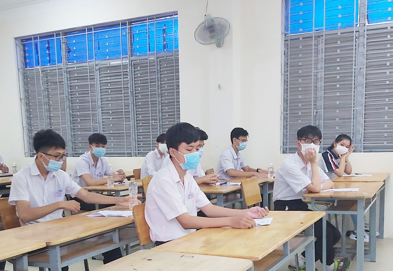 Theo Quy chế thi tốt nghiệp THPT năm 2021, học sinh phải bảo đảm được đánh giá ở lớp 12 đạt hạnh kiểm xếp loại từ trung bình trở lên và học lực không bị xếp loại kém. Trong ảnh: Thí sinh tham dự kỳ thi tốt nghiệp THPT năm 2020 tại điểm thi THPT Trần Nguyên Hãn (TP. Vũng Tàu). Ảnh: KHÁNH CHI