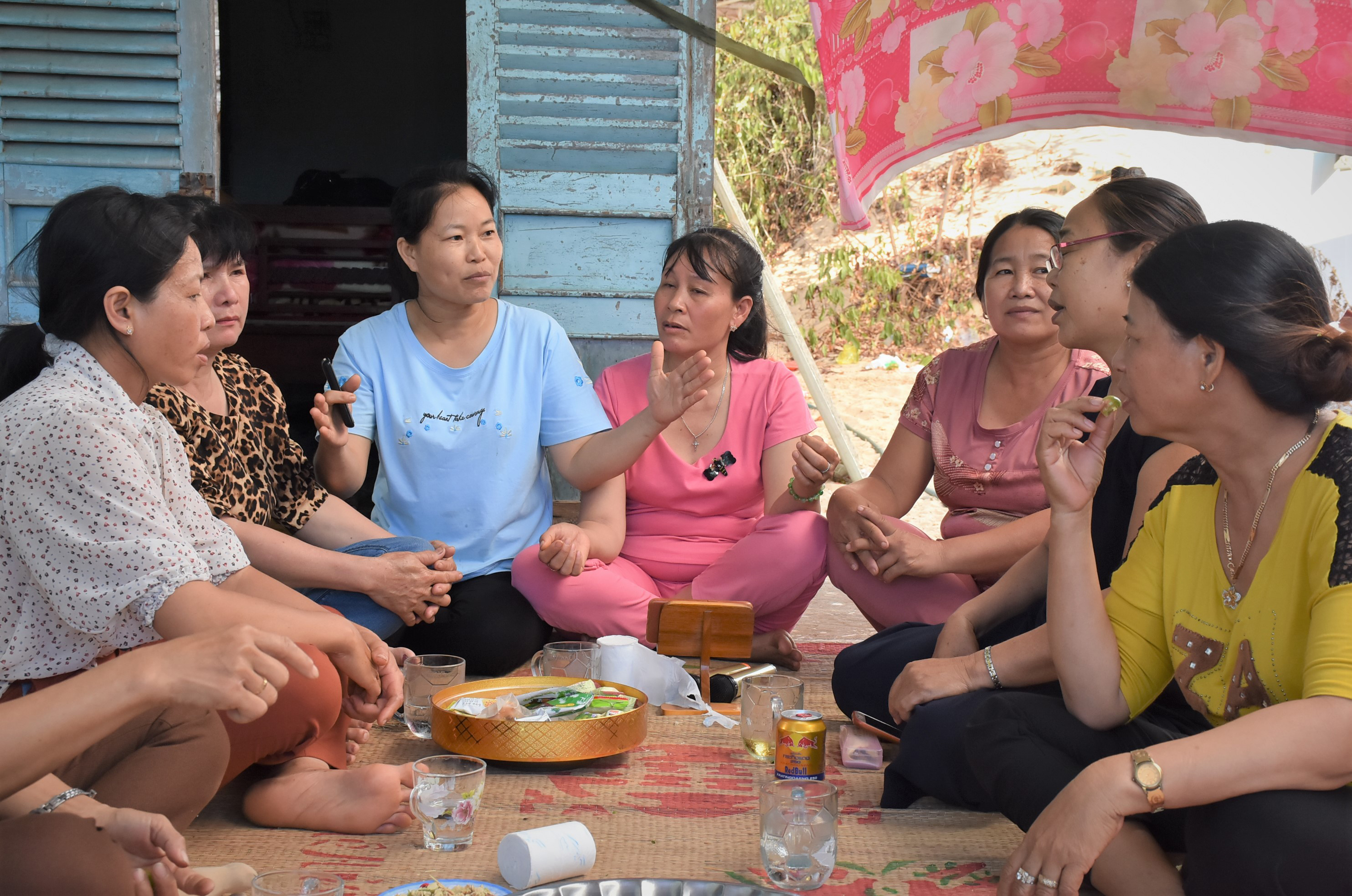 Một buổi sinh hoạt của các thành viên trong “Tổ trồng rau an toàn” của Hội LHPN xã Bình Châu (huyện Xuyên Mộc).