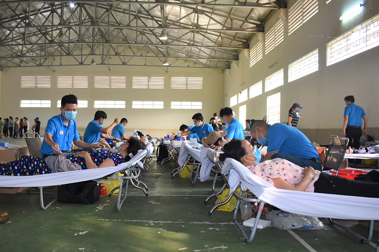 Người dân huyện Long Điền tham gia hiến máu tình nguyện sáng 20/3/2021.