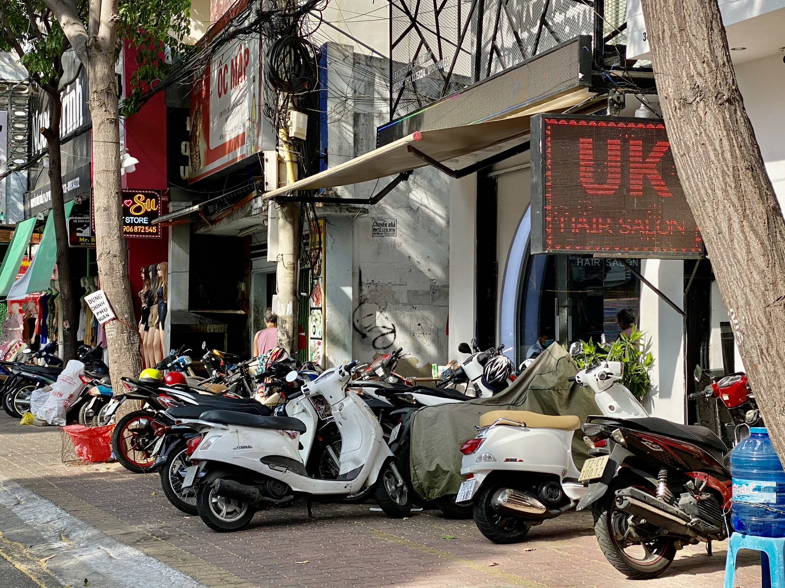 Đường Nguyễn Văn Trỗi (phường 4, TP. Vũng Tàu) mặc dù đã kẻ vạch phân định phần vỉa hè để xe 2 bánh có thu phí, nhưng một số cửa hàng kinh doanh, buôn bán vẫn để xe tràn ra cả lối dành cho người đi bộ.