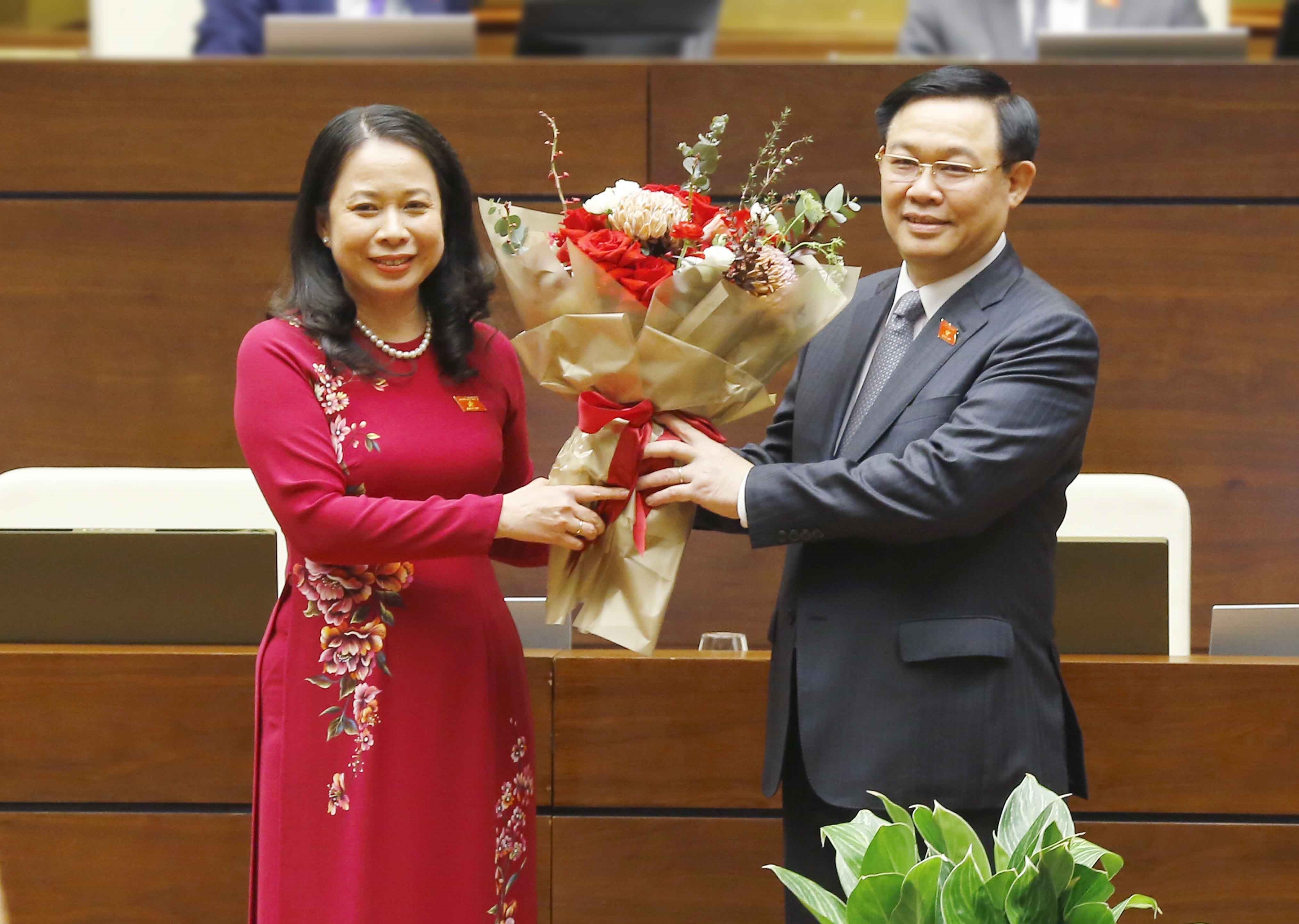 Chủ tịch Quốc hội Vương Đình Huệ tặng hoa chúc mừng Phó Chủ tịch nước Võ Thị Ánh Xuân. Ảnh: DOÃN TẤN