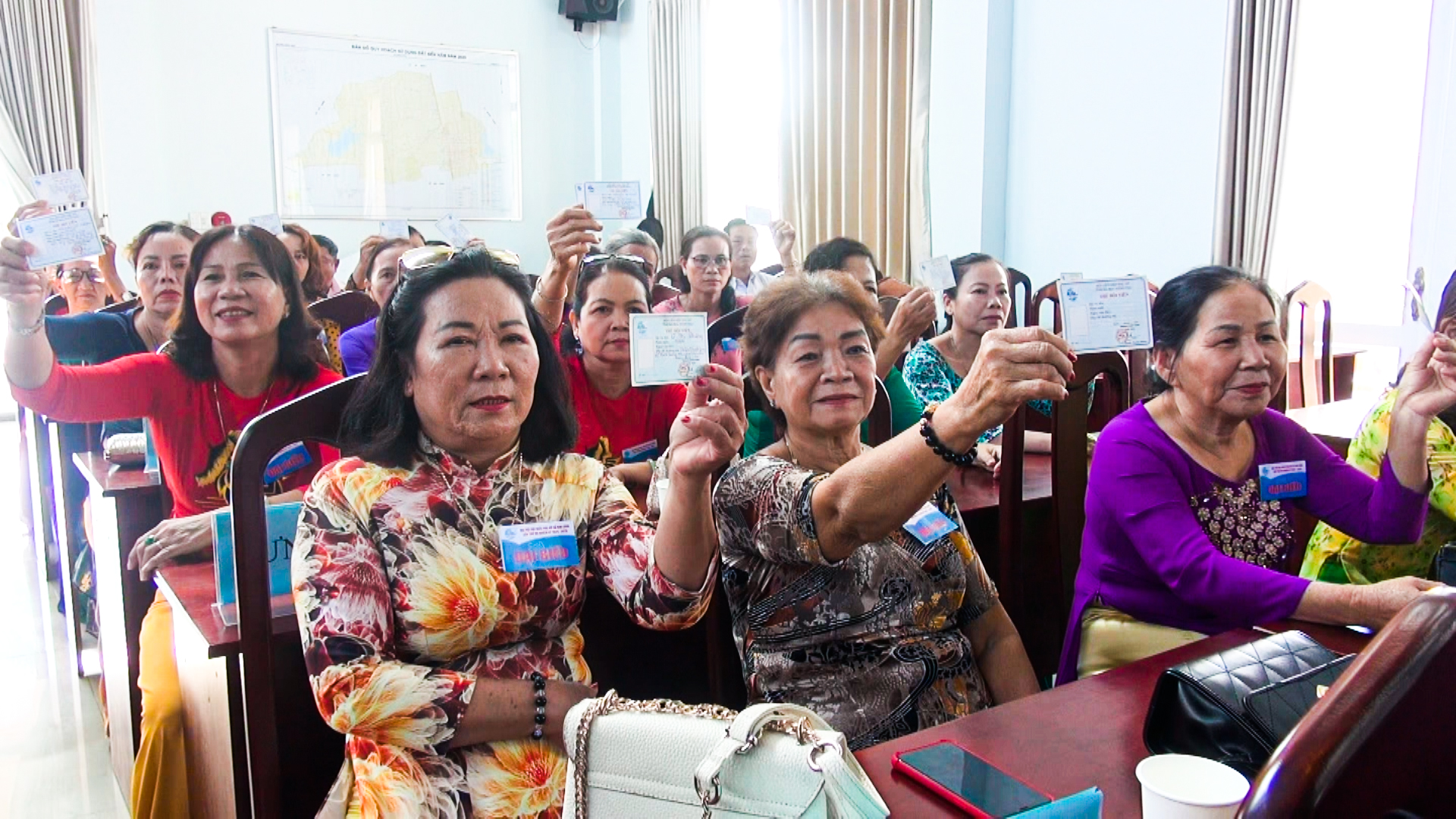 Đại biểu biểu quyết các nội dung trong chương trình Đại hội.