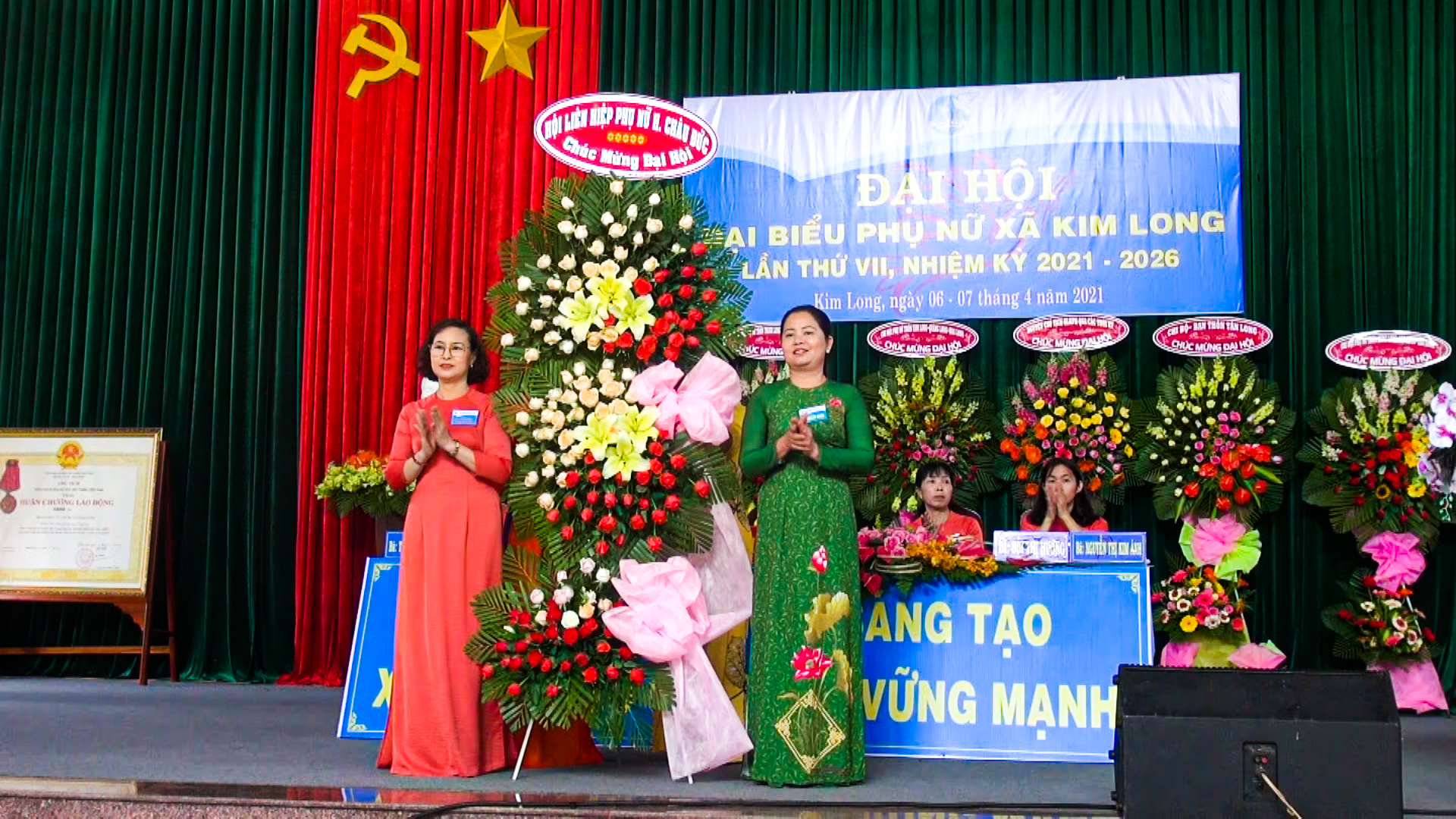 Bà Bùi Thị Sen (bên phải), Chủ tịch Hội LHPN huyện Châu Đức tặng hoa chúc mừng Đại hội.