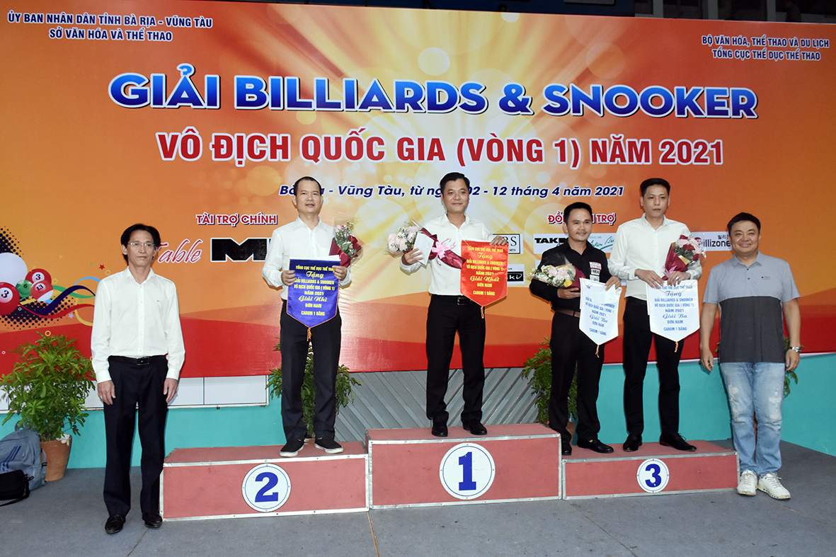 Ban tổ chức trao huy chương cho các VĐV đạt thành tích cao tại giải.