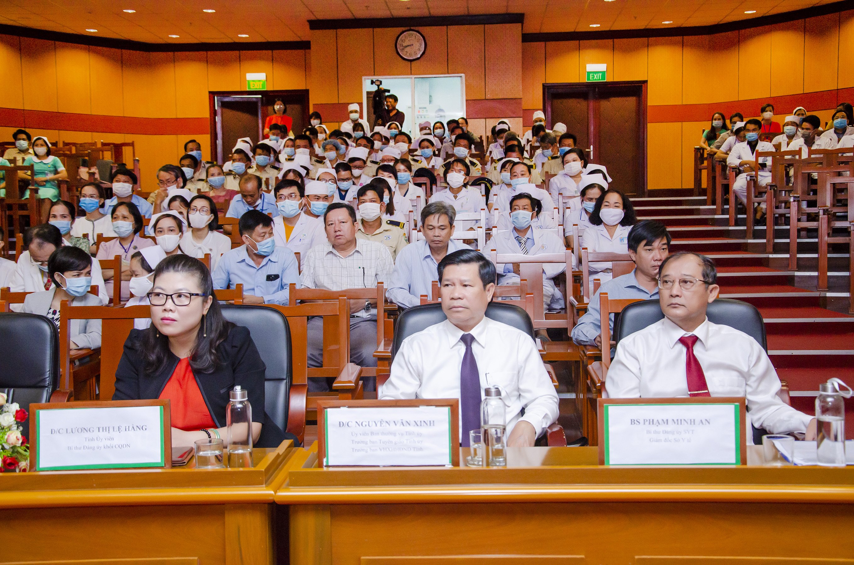 Các đại biểu tham dự buổi lễ.