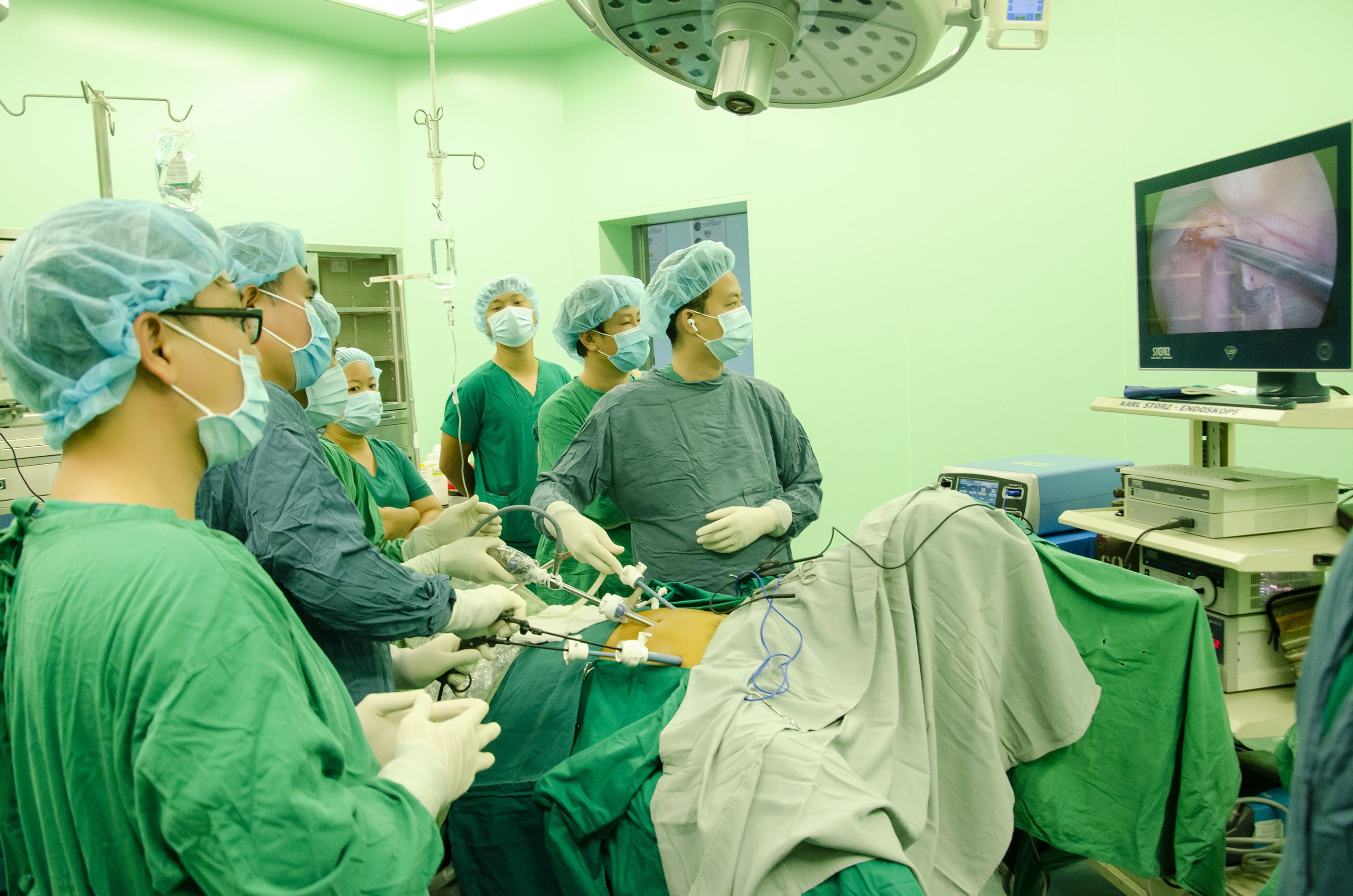 Bác sĩ Bệnh viện Chợ Rẫy (TP. Hồ Chí Minh) và Bệnh viện Bà Rịa thực hiện phẫu thuật cho bệnh nhân ung thư đại tràng sau Lễ ra quân.