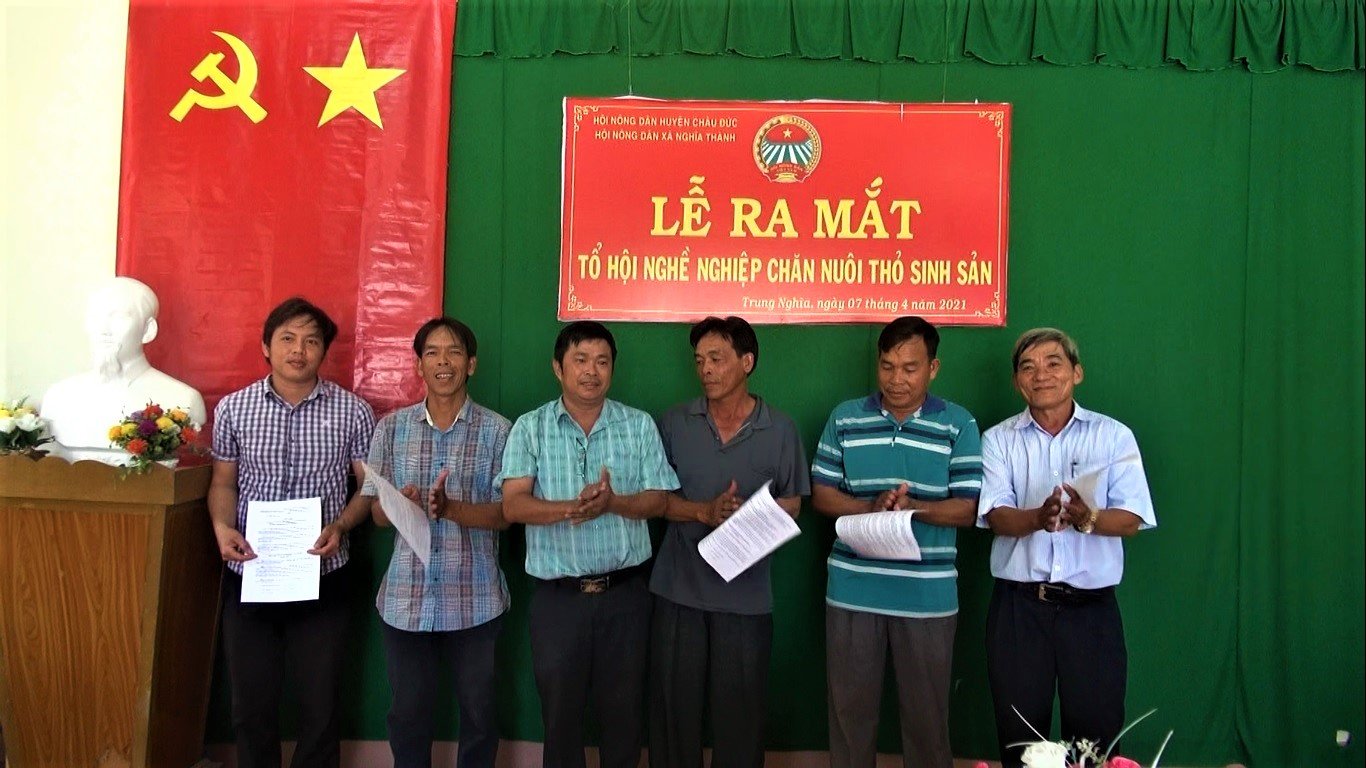 Lễ ra mắt Tổ hội nghề nghiệp “Nuôi thỏ sinh sản” tại thôn Trung Nghĩa, xã Nghĩa Thành (huyện Châu Đức).