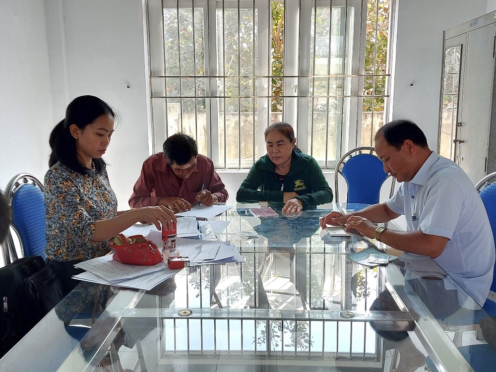 Đại diện Quỹ hỗ trợ nông dân tỉnh trao tiền cho hội viên trong dự án Chăn nuôi bò thịt.