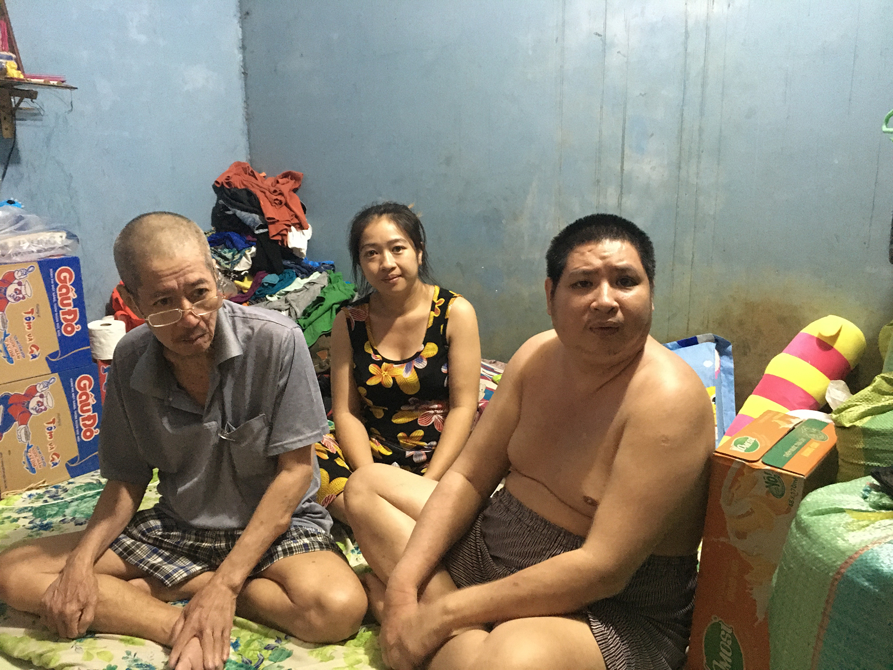 Gia đình ông Nguyễn Thượng Hoàng trong căn phòng gần 6m2.