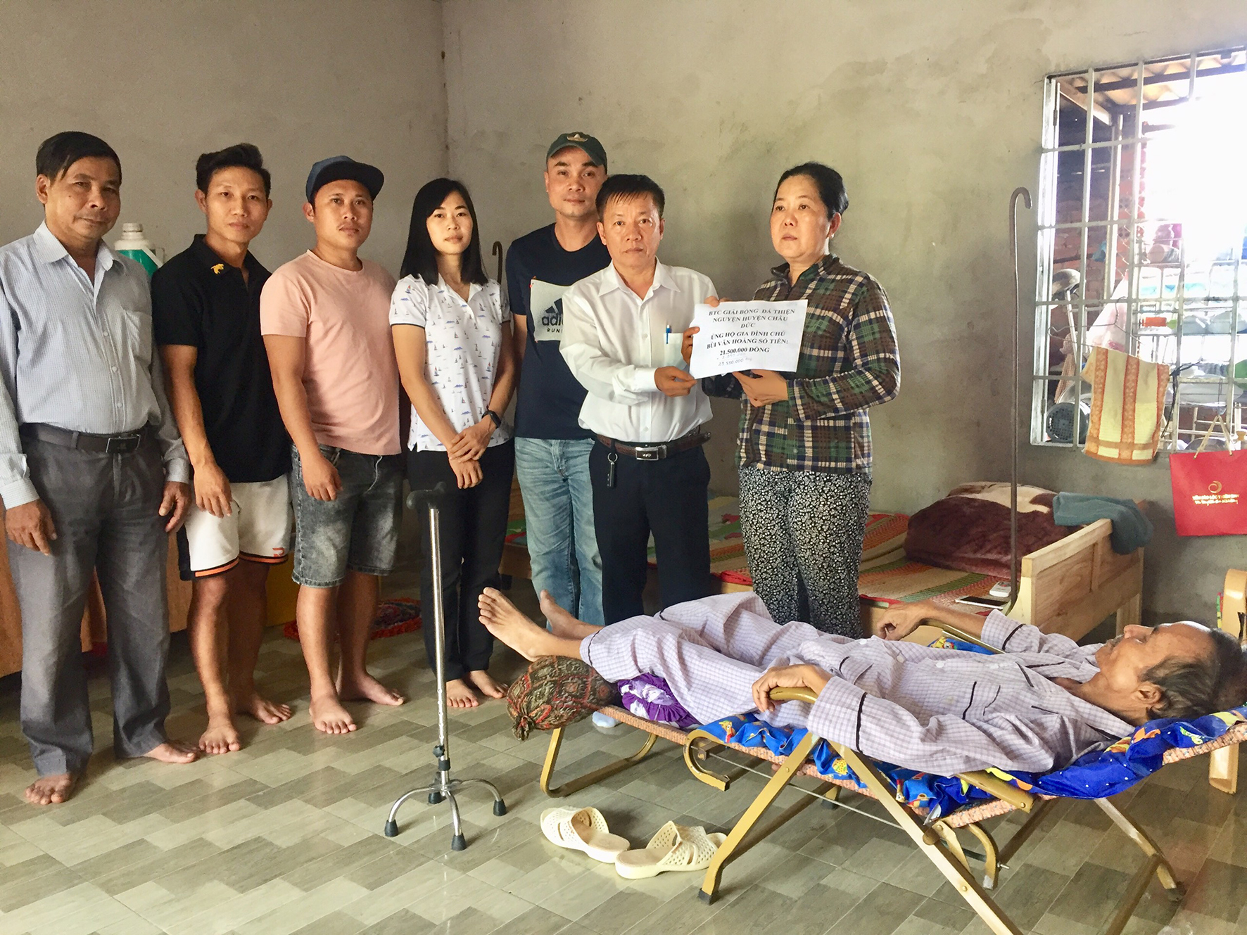 Đại diện CLB bóng đá phong trào huyện Châu Đức trao số tiền 23,5 triệu đồng cho ông Bùi Văn Hoàng.